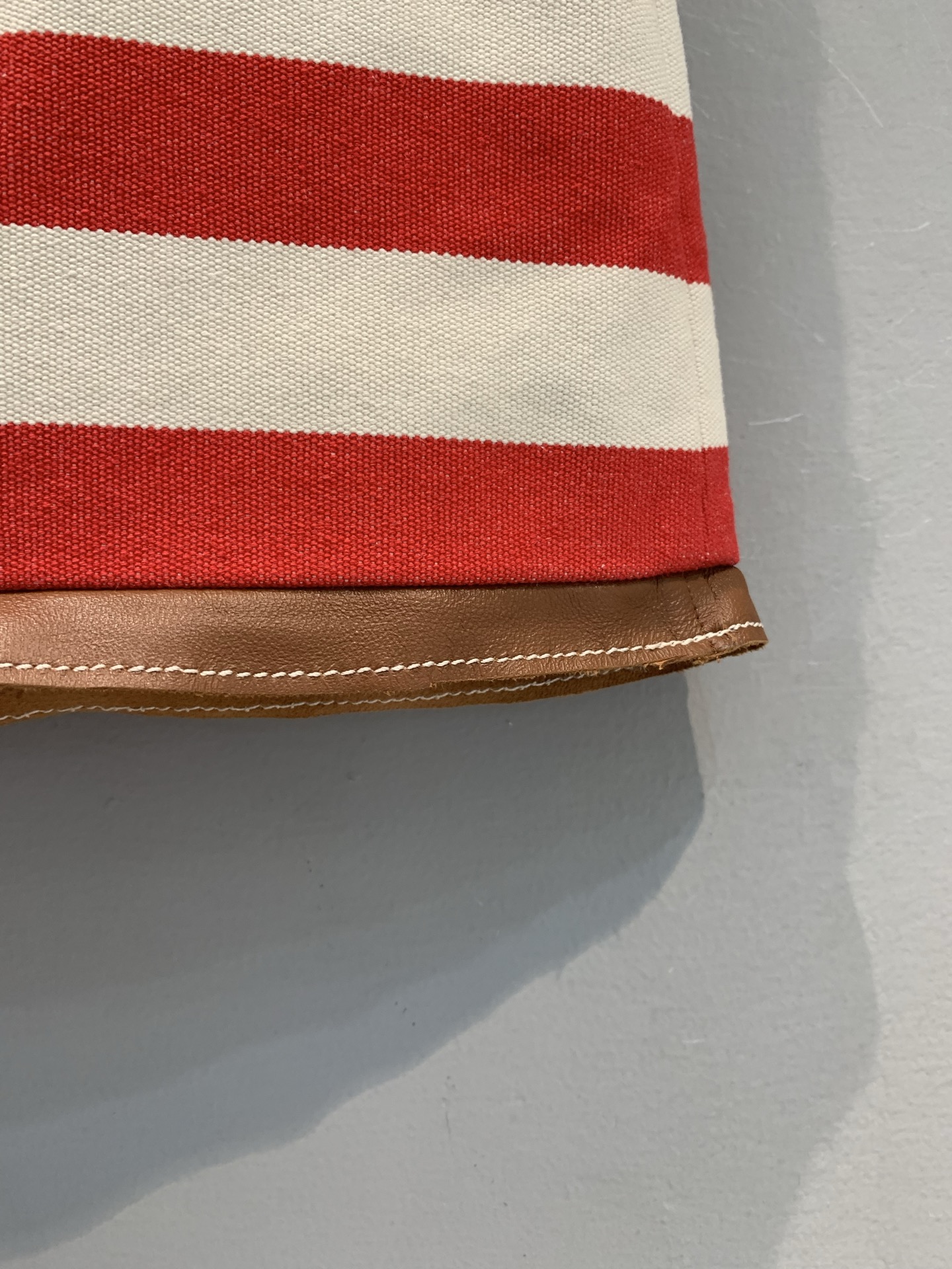 新款🔥出货啦📢 Y版开发 Miumi*2025早秋新款复古条纹皮革边拼接半裙。经典撞色条纹，复古又吸睛，