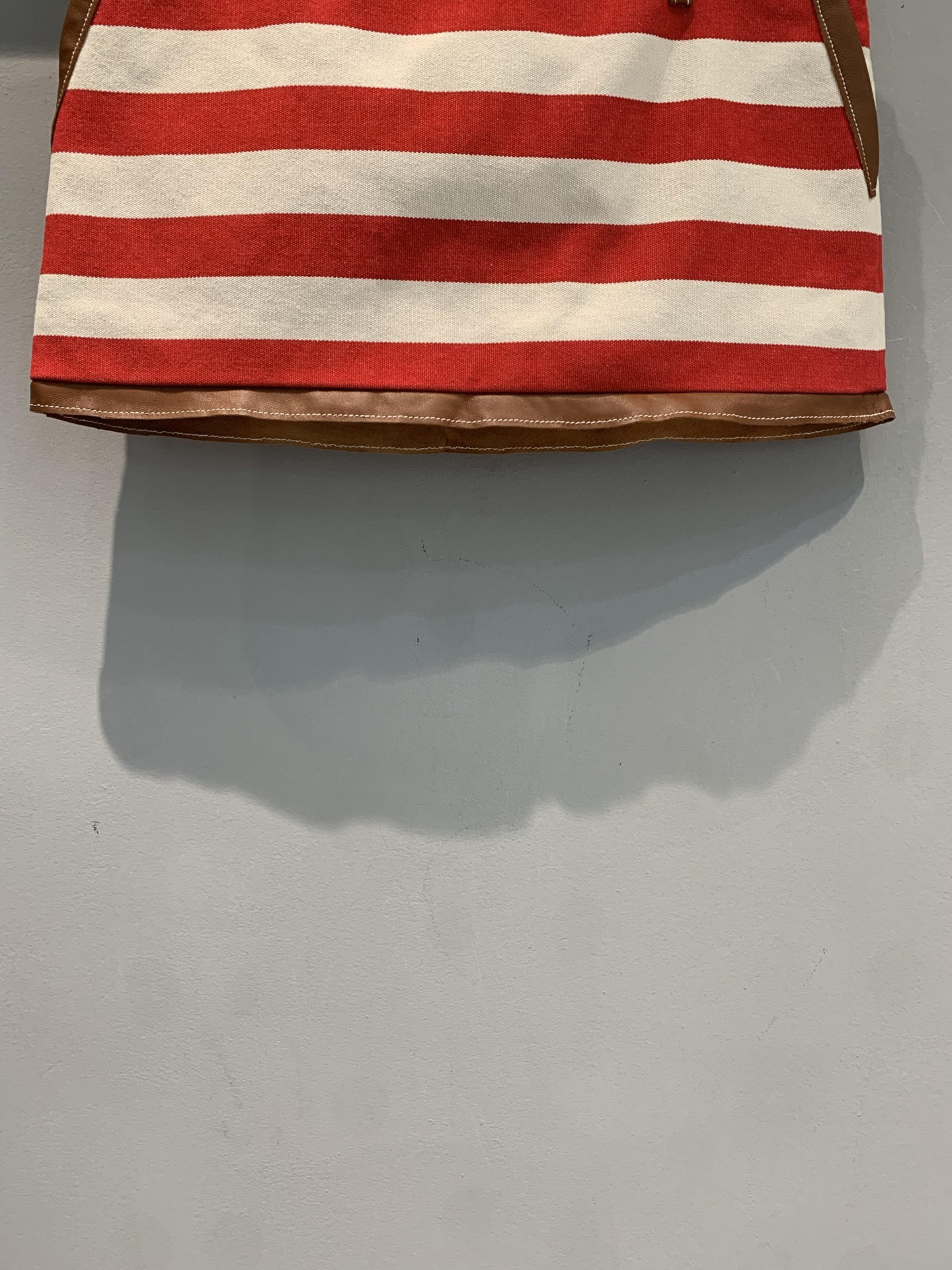 新款🔥出货啦📢 Y版开发 Miumi*2025早秋新款复古条纹皮革边拼接半裙。经典撞色条纹，复古又吸睛，