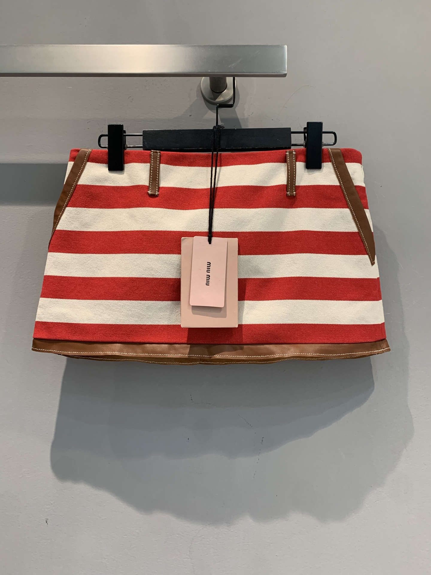 NO:498450,New model shipped MY version development Miumi*2025 early autumn new retro striped leather edge spliced ​​skirt. Classic contrasting stripes, retro and eye-catching, leather details are blessed with full texture. Easily create a sweet and cool style, suitable for various tops, and are super eye-catching when going out and on dates~ Fashionable people, don’t miss this wave of dressing tools SML, miumiu, skirts, alexander wang19860909新款出货啦MY版开发 Miumi*2025早秋新款复古条纹皮革边拼接半裙.经典撞色条纹,复古又吸睛,皮革细节加持,质感拉满.轻松打造甜酷风,适配各种上衣,出街、约会都超亮眼～时髦精们,别错过这波穿搭利器码数SML,,miumiu,skirts,alexander wang,Women's clothing