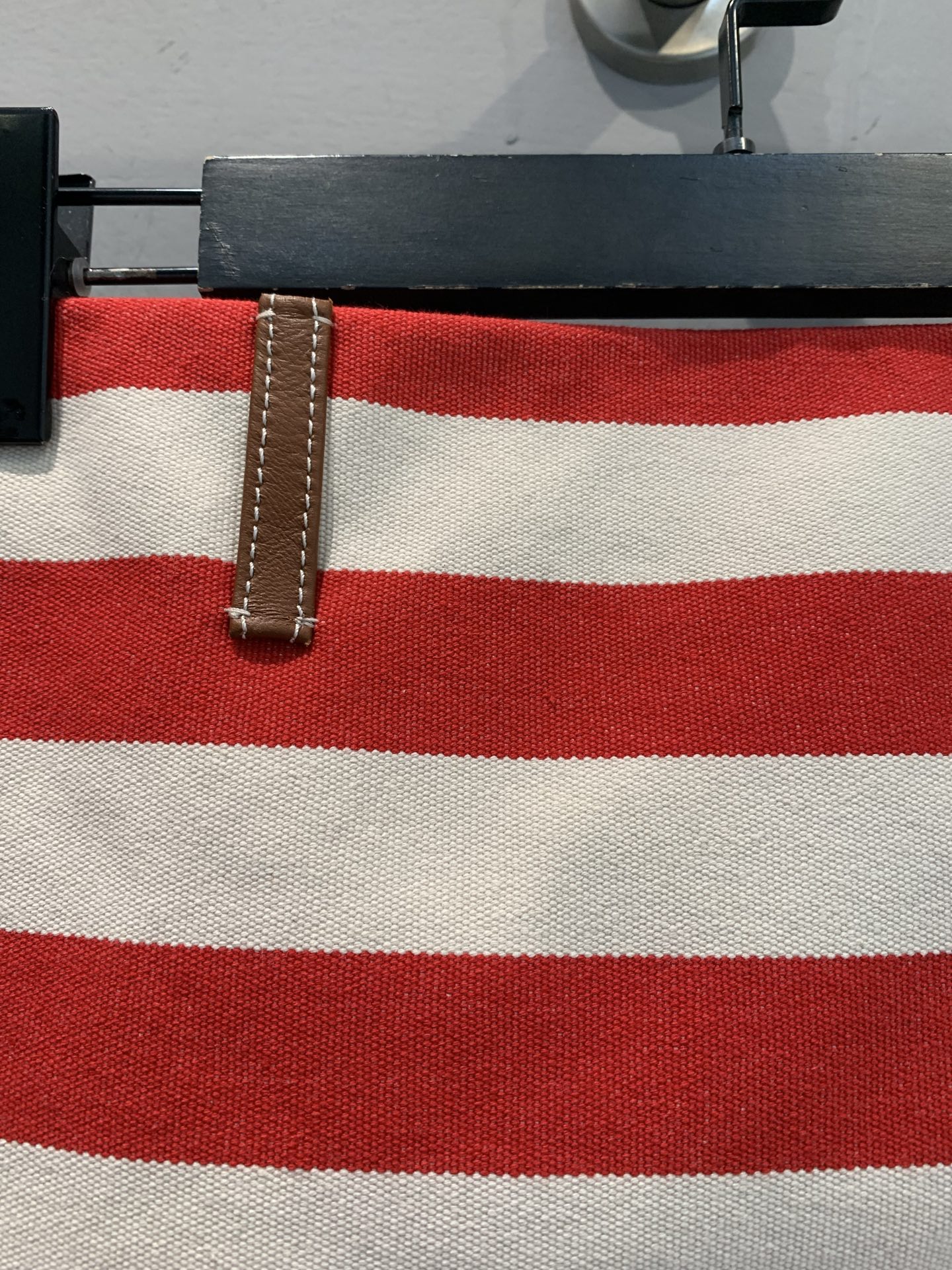 新款🔥出货啦📢 Y版开发 Miumi*2025早秋新款复古条纹皮革边拼接半裙。经典撞色条纹，复古又吸睛，