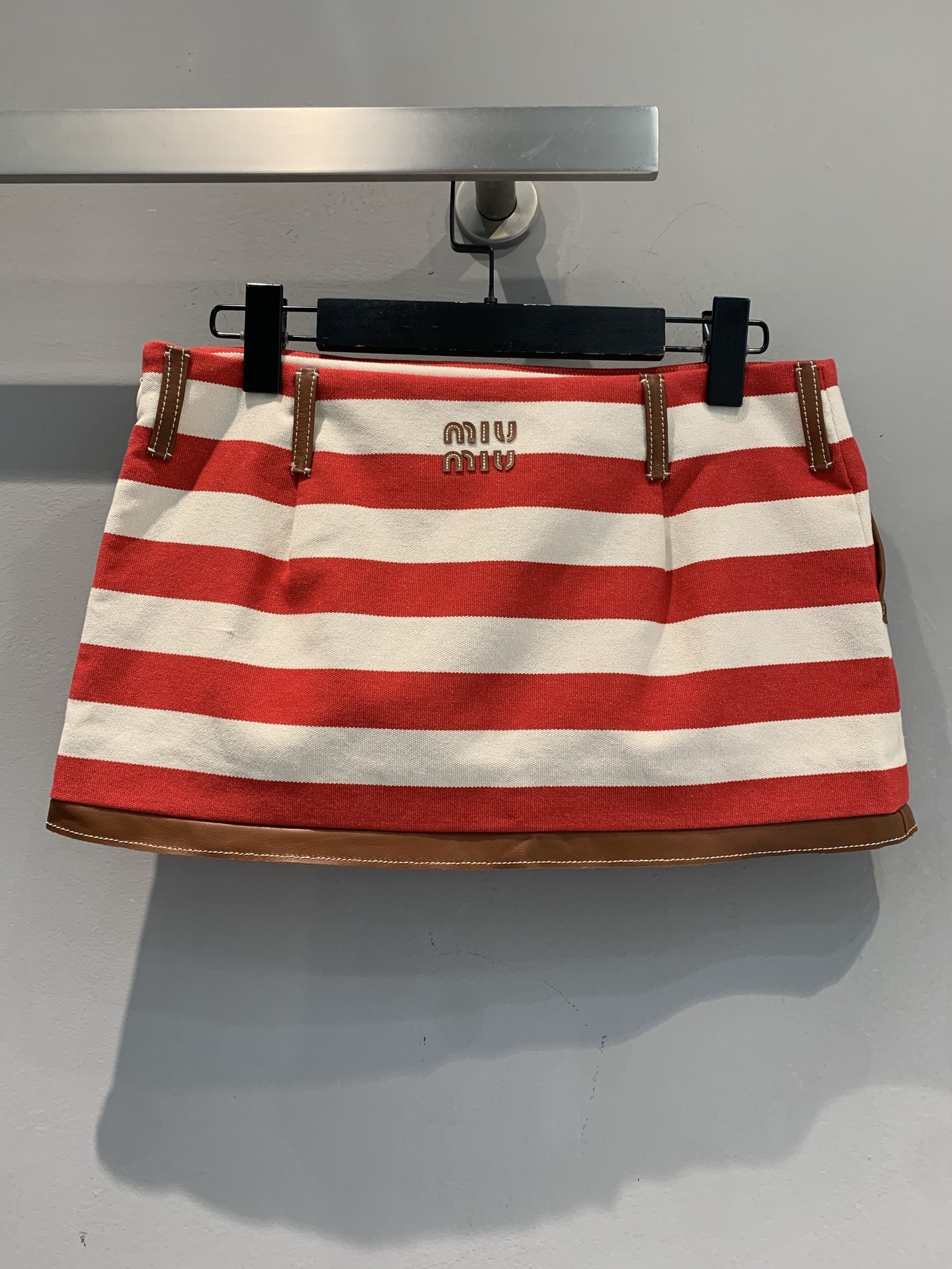 新款🔥出货啦📢 Y版开发 Miumi*2025早秋新款复古条纹皮革边拼接半裙。经典撞色条纹，复古又吸睛，