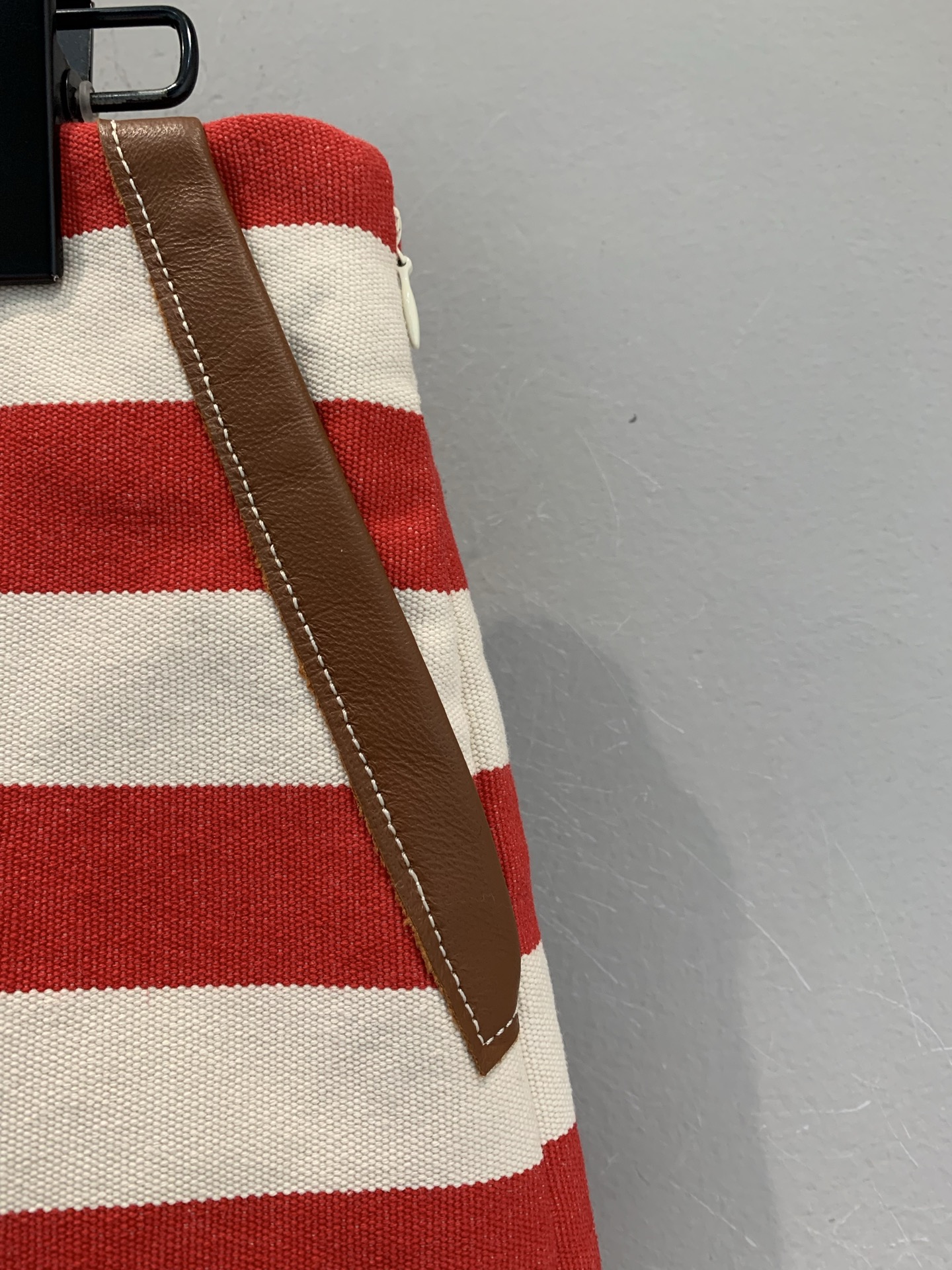 新款🔥出货啦📢 Y版开发 Miumi*2025早秋新款复古条纹皮革边拼接半裙。经典撞色条纹，复古又吸睛，