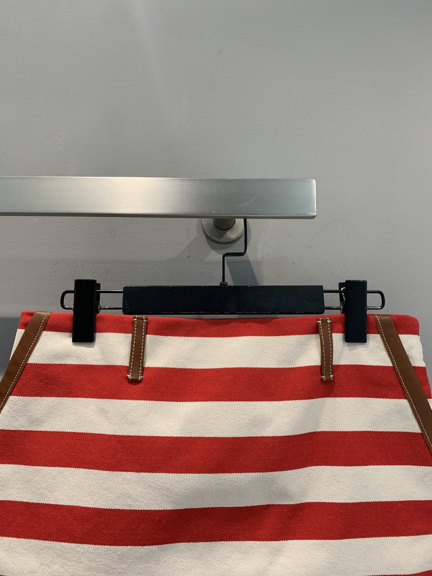 新款🔥出货啦📢 Y版开发 Miumi*2025早秋新款复古条纹皮革边拼接半裙。经典撞色条纹，复古又吸睛，