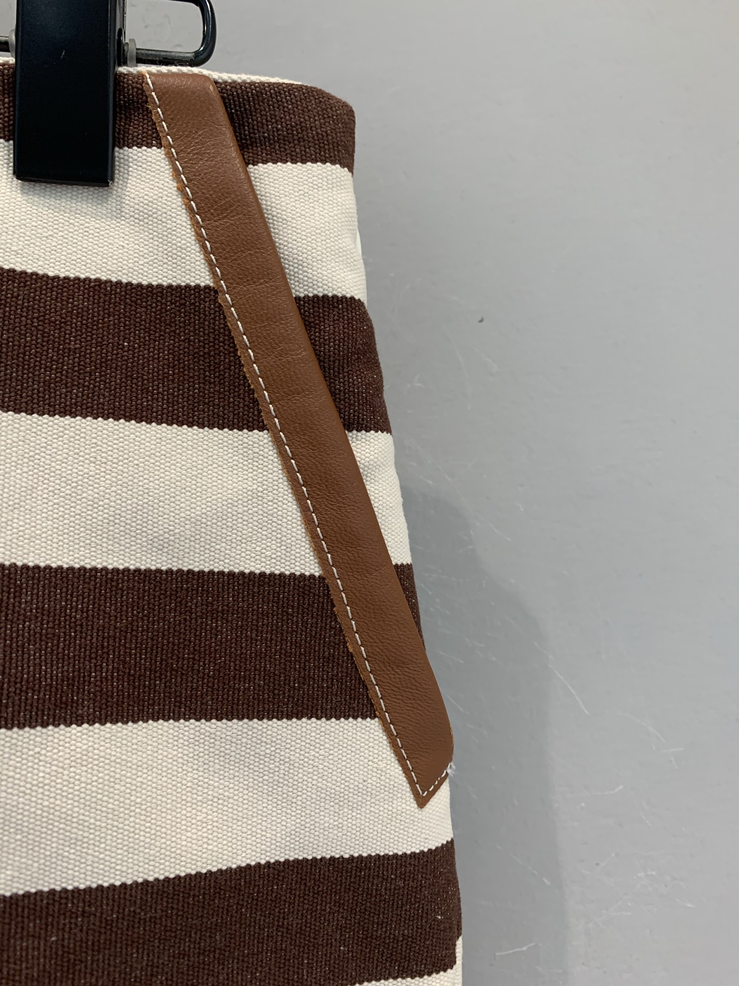 新款🔥出货啦📢 Y版开发 Miumi*2025早秋新款复古条纹皮革边拼接半裙。经典撞色条纹，复古又吸睛，