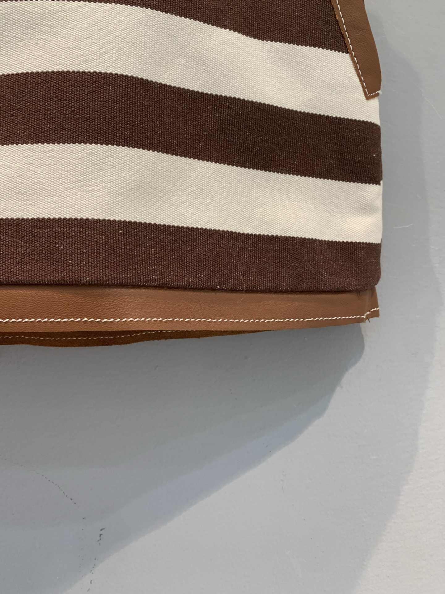 新款🔥出货啦📢 Y版开发 Miumi*2025早秋新款复古条纹皮革边拼接半裙。经典撞色条纹，复古又吸睛，