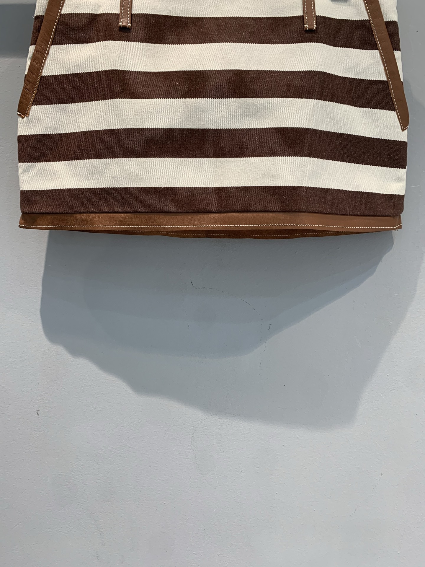 新款🔥出货啦📢 Y版开发 Miumi*2025早秋新款复古条纹皮革边拼接半裙。经典撞色条纹，复古又吸睛，