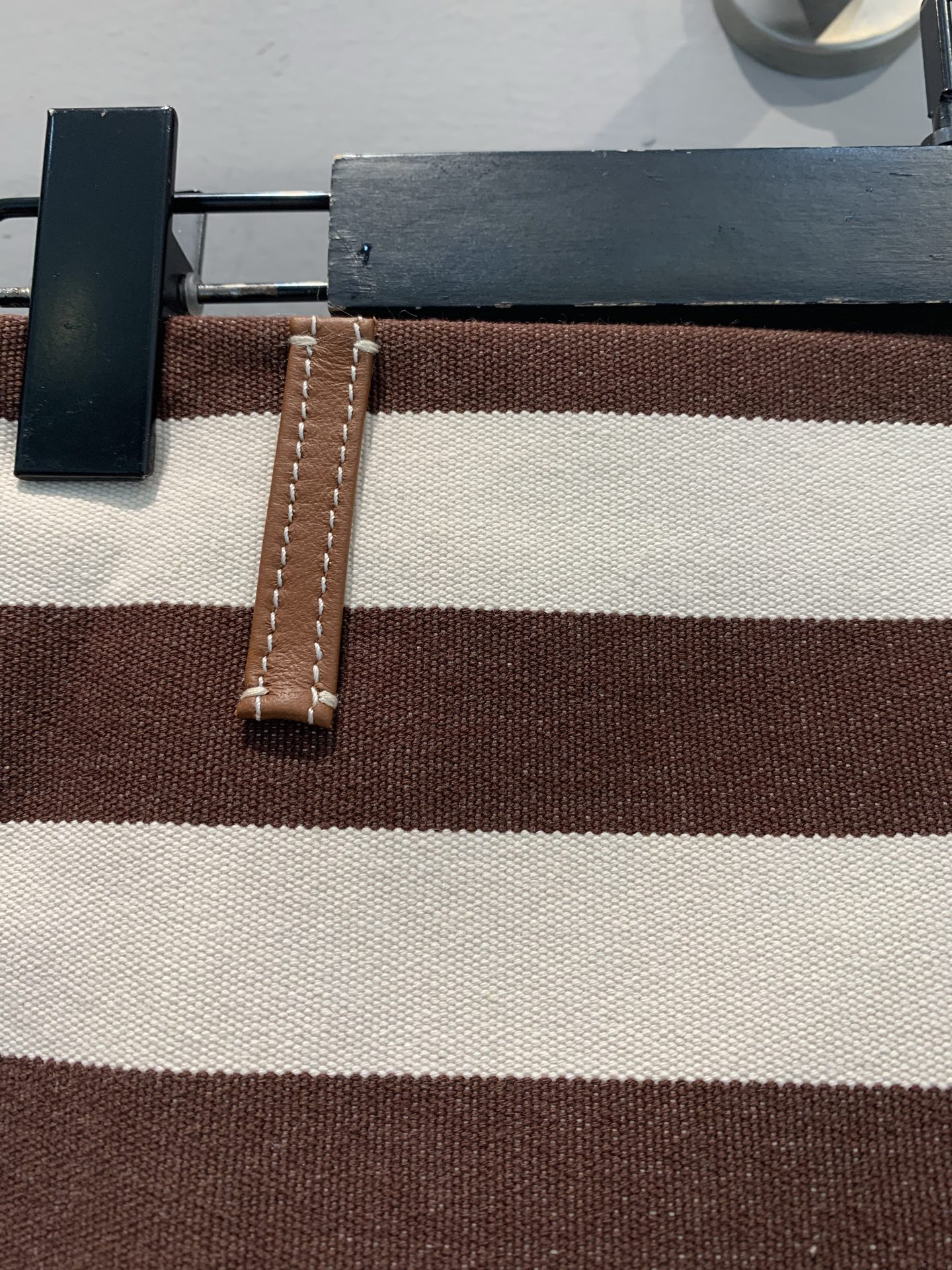 新款🔥出货啦📢 Y版开发 Miumi*2025早秋新款复古条纹皮革边拼接半裙。经典撞色条纹，复古又吸睛，