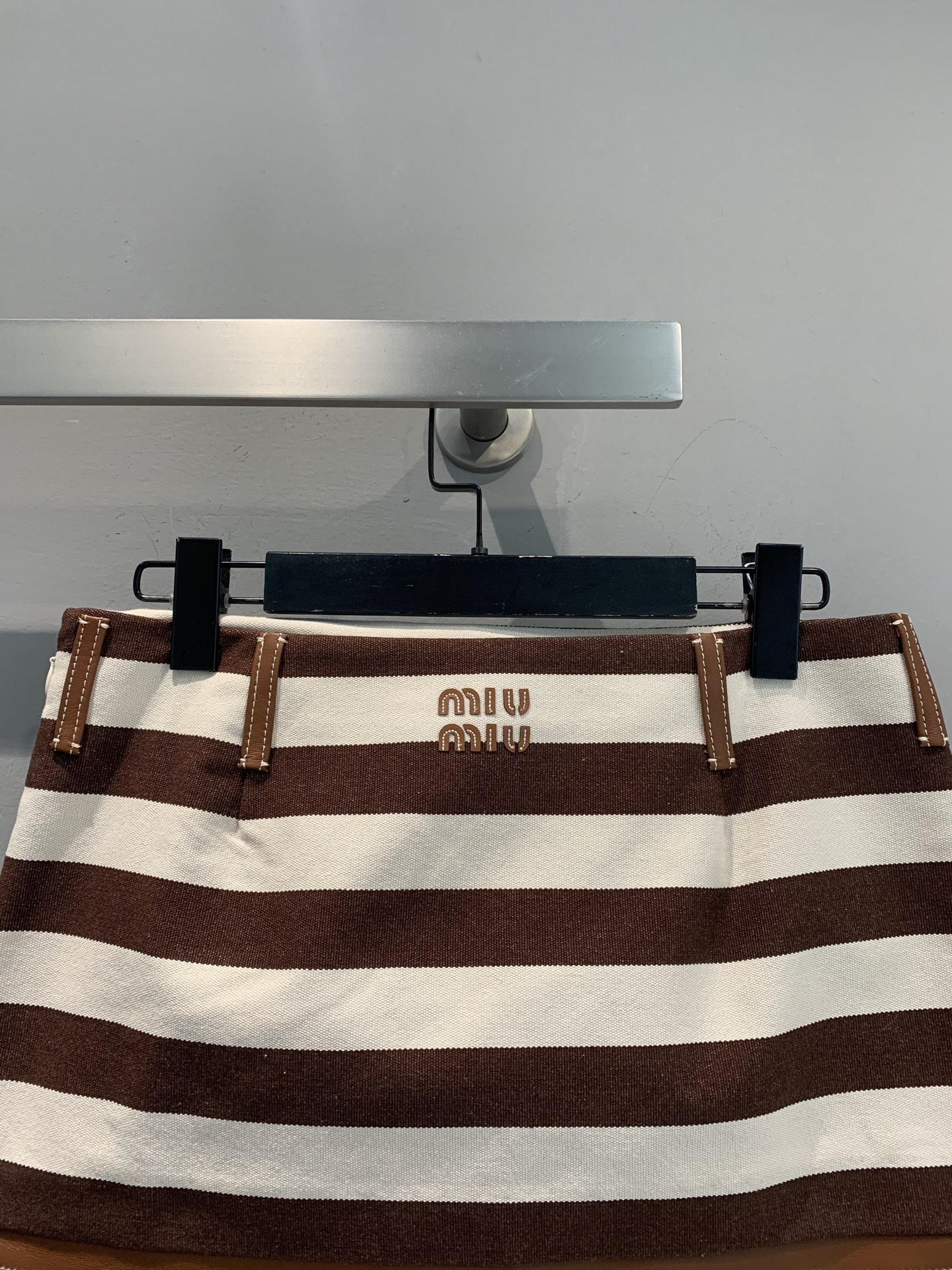 新款🔥出货啦📢 Y版开发 Miumi*2025早秋新款复古条纹皮革边拼接半裙。经典撞色条纹，复古又吸睛，