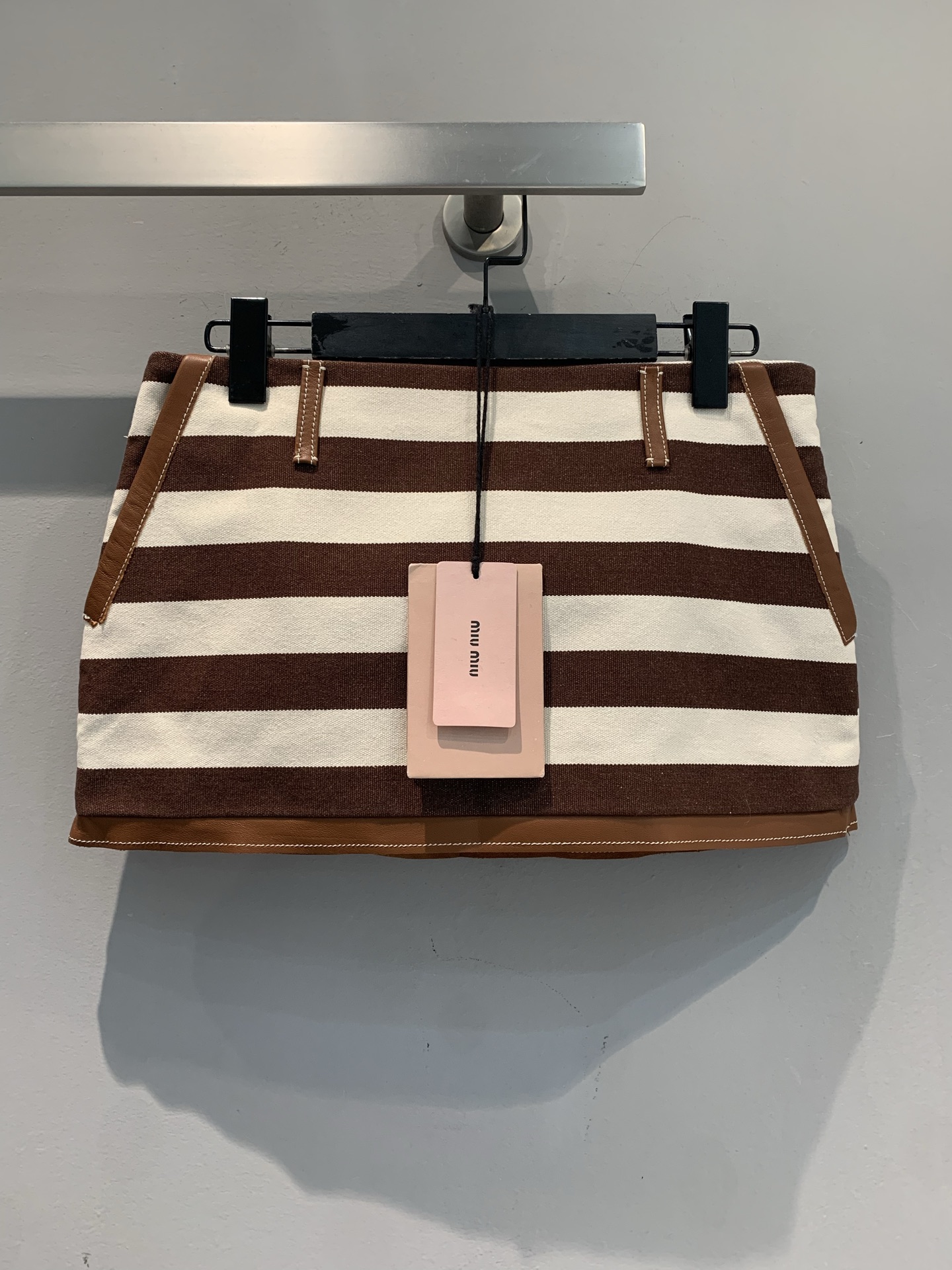 NO:498458,New style shipped M version development Miumi*2025 early autumn new retro striped leather edge spliced ​​skirt. Classic contrasting stripes, retro and eye-catching, leather details are blessed with full texture. Easily create a sweet and cool style, suitable for various tops, and are super eye-catching when going out and on dates~ Fashionable people, don’t miss this wave of dressing tools SML, miumiu, skirts, alexander wang19860909新款出货啦M版开发 Miumi*2025早秋新款复古条纹皮革边拼接半裙.经典撞色条纹,复古又吸睛,皮革细节加持,质感拉满.轻松打造甜酷风,适配各种上衣,出街、约会都超亮眼～时髦精们,别错过这波穿搭利器码数SML,,miumiu,skirts,alexander wang,Women's clothing