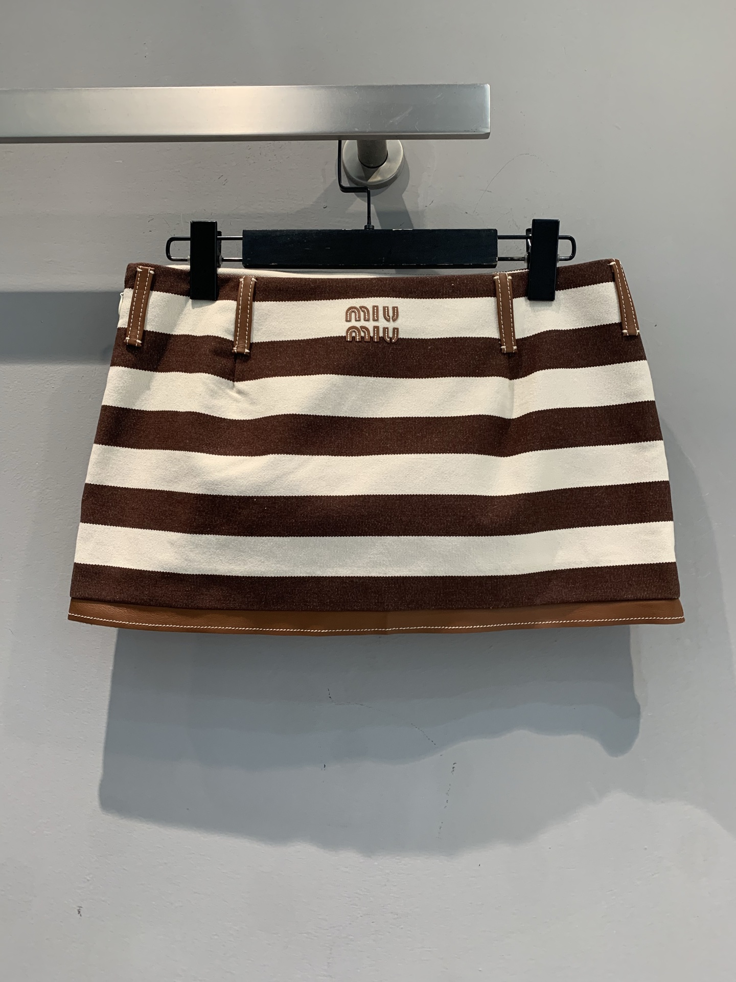 新款🔥出货啦📢 Y版开发 Miumi*2025早秋新款复古条纹皮革边拼接半裙。经典撞色条纹，复古又吸睛，