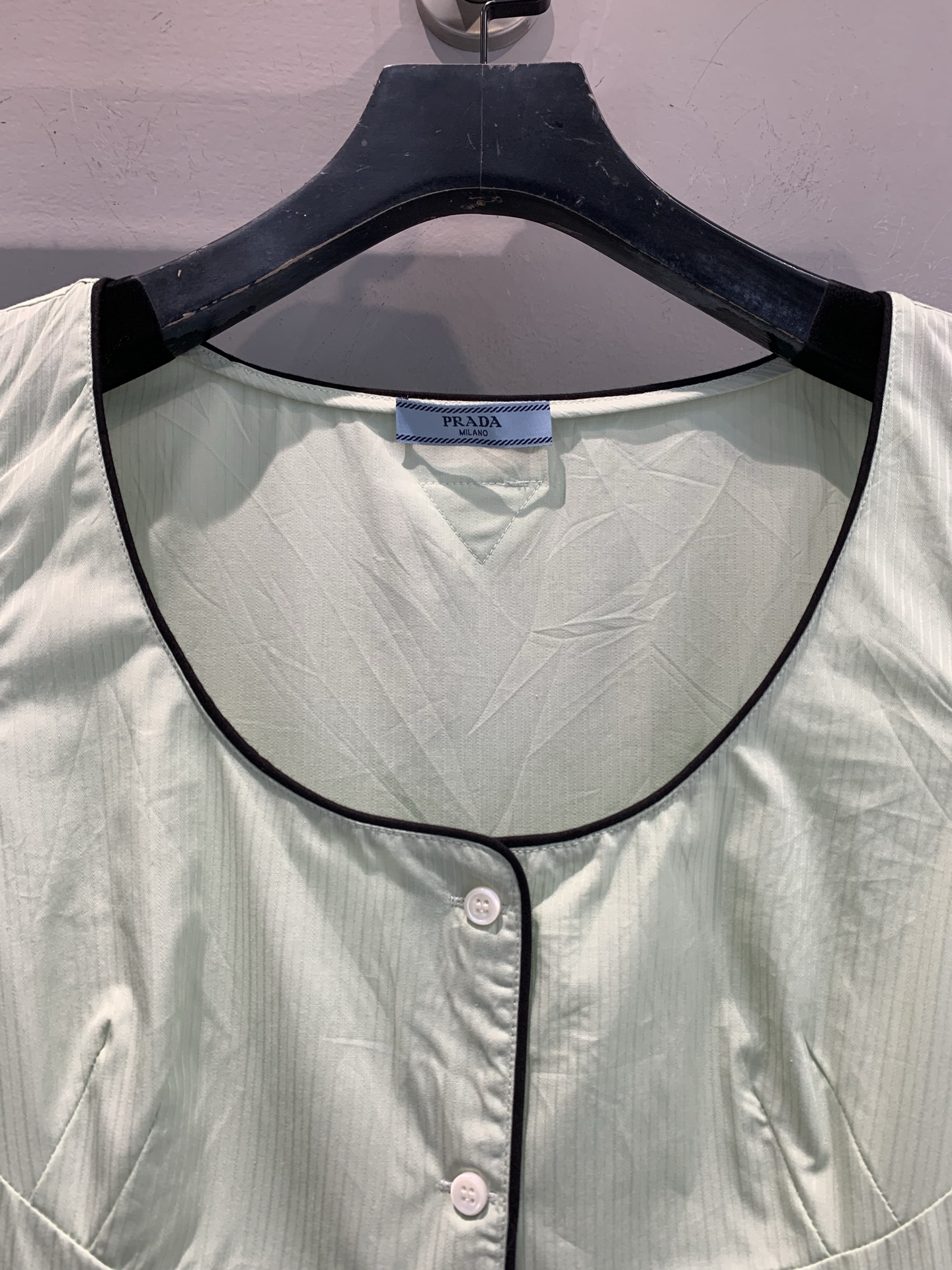 新款🔥出货啦📢 Y版开发 Prad*2025早秋新款小清新无袖连衣裙。柔和浅绿，自带清爽感，黑色包边细节