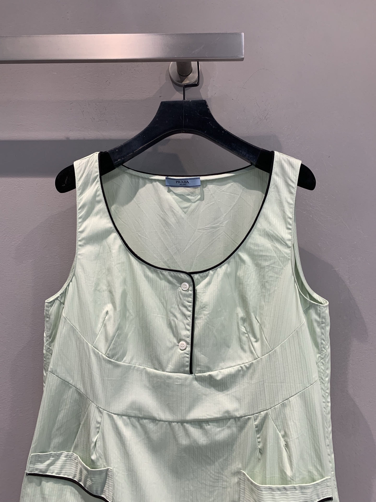 新款🔥出货啦📢 Y版开发 Prad*2025早秋新款小清新无袖连衣裙。柔和浅绿，自带清爽感，黑色包边细节