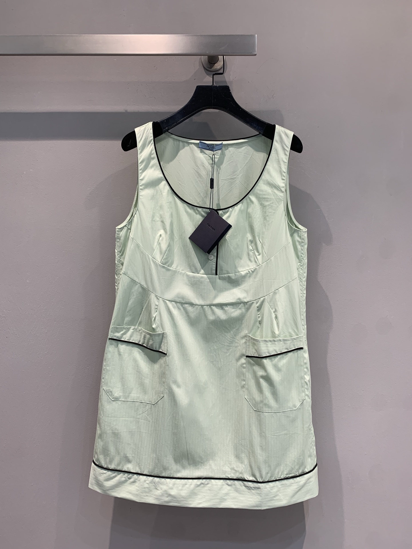 NO:498434,New model shipped MY version development Prad*2025 early autumn new small and fresh sleeveless dress. Soft and light green, with a refreshing feeling, and the black edged details are exquisite. The sleeveless design is breathable and comfortable, and the pockets are practical and add a casual feeling, which is easy to adapt to various occasions. SML, prada, skirts, alexander wang19860909新款出货啦MY版开发 Prad*2025早秋新款小清新无袖连衣裙.柔和浅绿,自带清爽感,黑色包边细节精致加分.无袖设计透气自在,口袋实用又增添休闲感,轻松适配各种场合.码数SML,,prada,skirts,alexander wang,Women's clothing