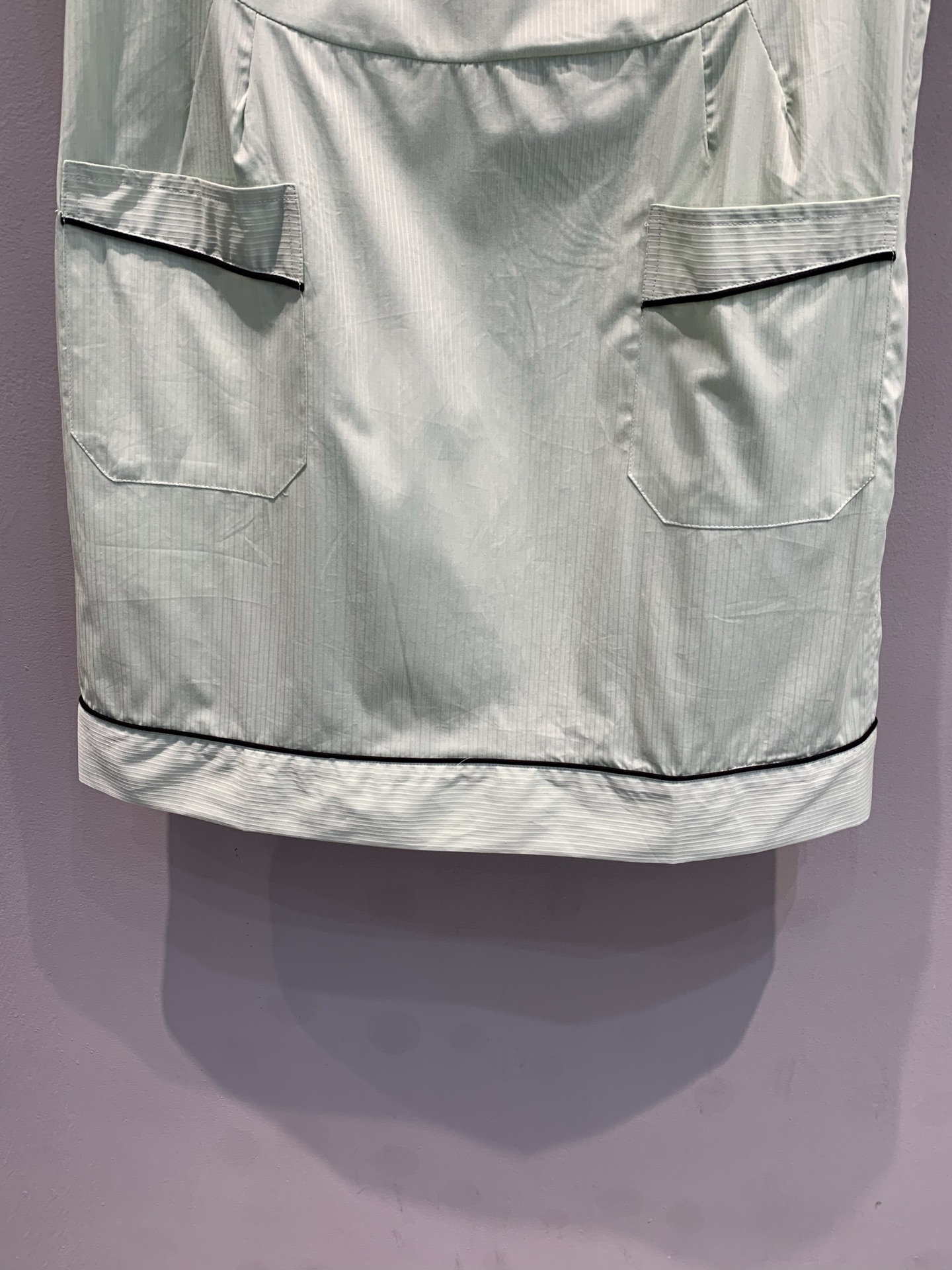 新款🔥出货啦📢 Y版开发 Prad*2025早秋新款小清新无袖连衣裙。柔和浅绿，自带清爽感，黑色包边细节