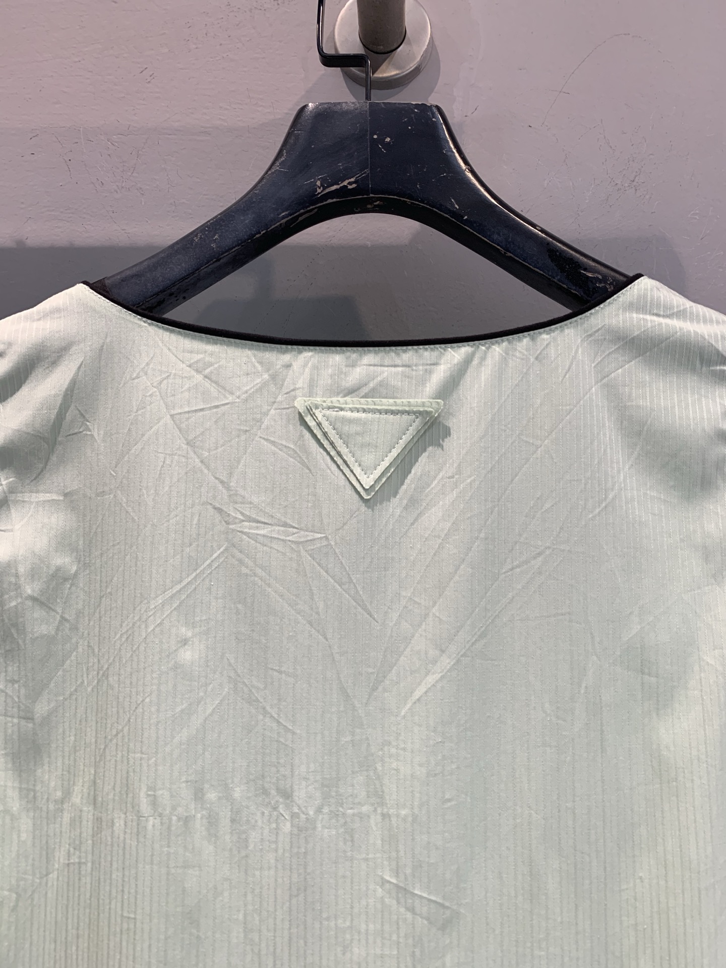 新款🔥出货啦📢 Y版开发 Prad*2025早秋新款小清新无袖连衣裙。柔和浅绿，自带清爽感，黑色包边细节