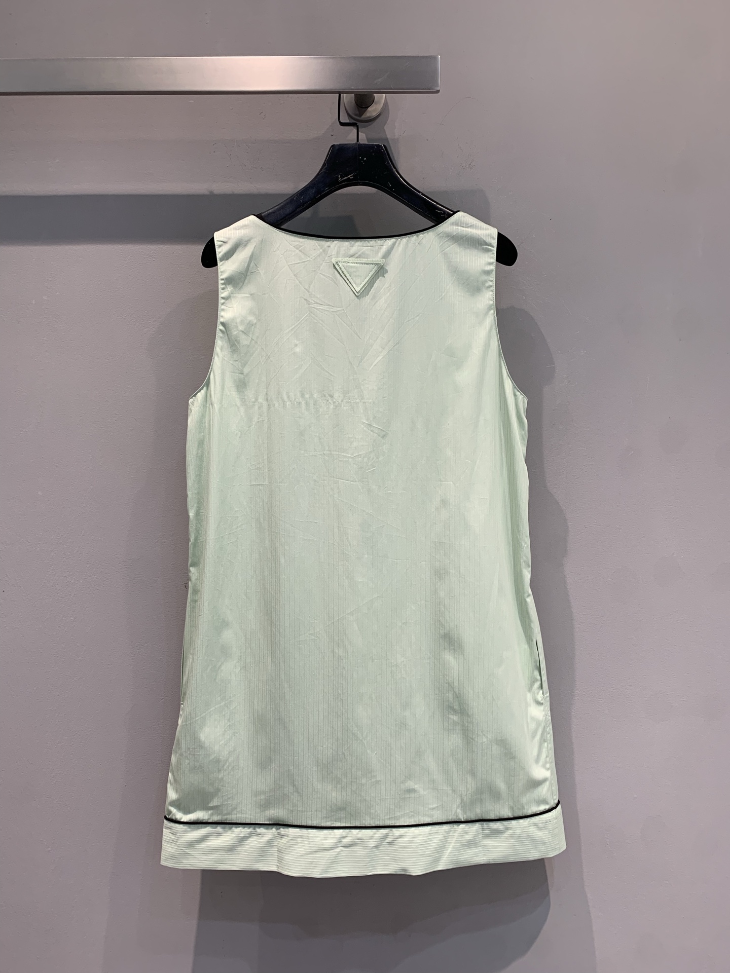 新款🔥出货啦📢 Y版开发 Prad*2025早秋新款小清新无袖连衣裙。柔和浅绿，自带清爽感，黑色包边细节