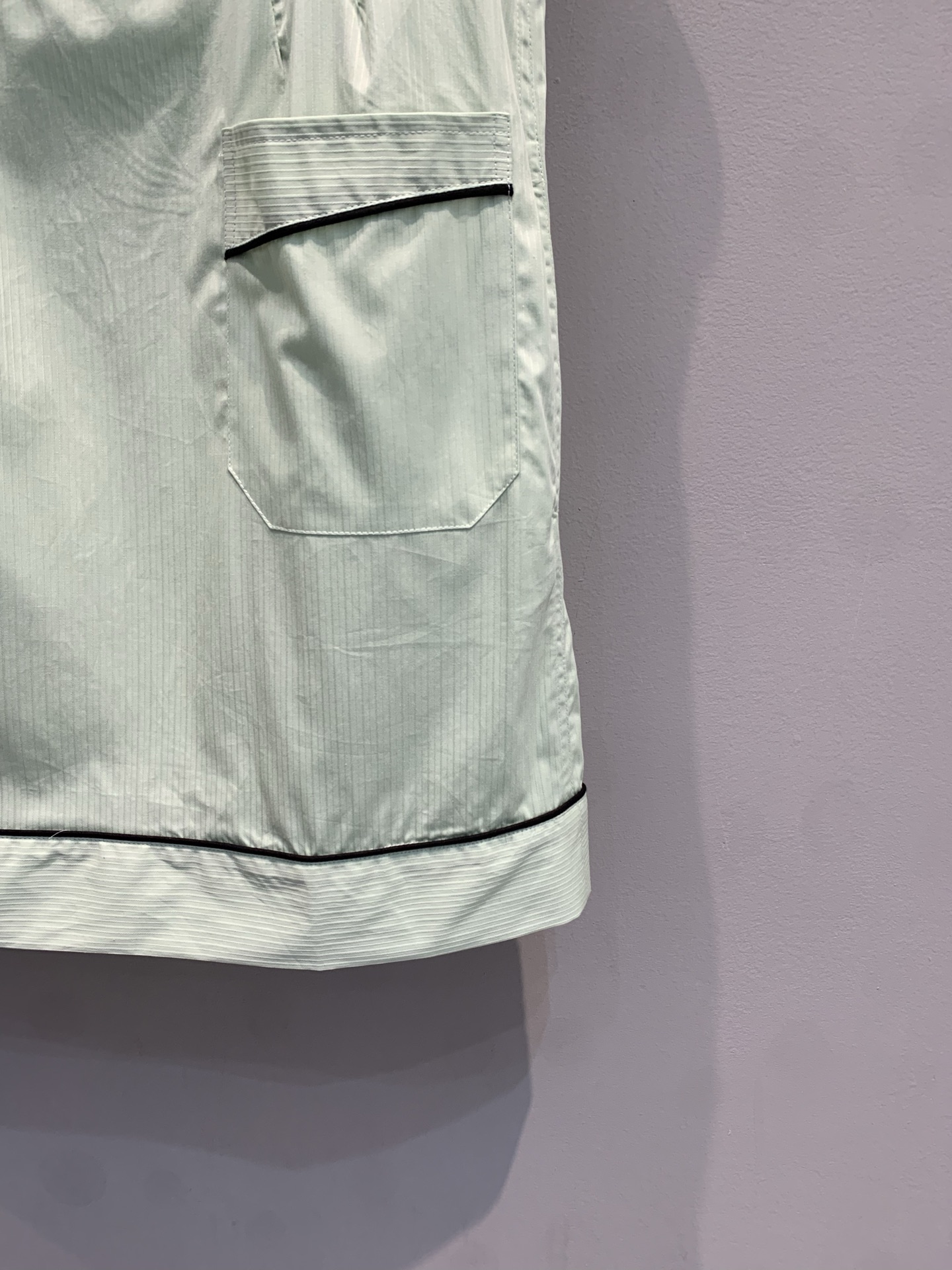 新款🔥出货啦📢 Y版开发 Prad*2025早秋新款小清新无袖连衣裙。柔和浅绿，自带清爽感，黑色包边细节