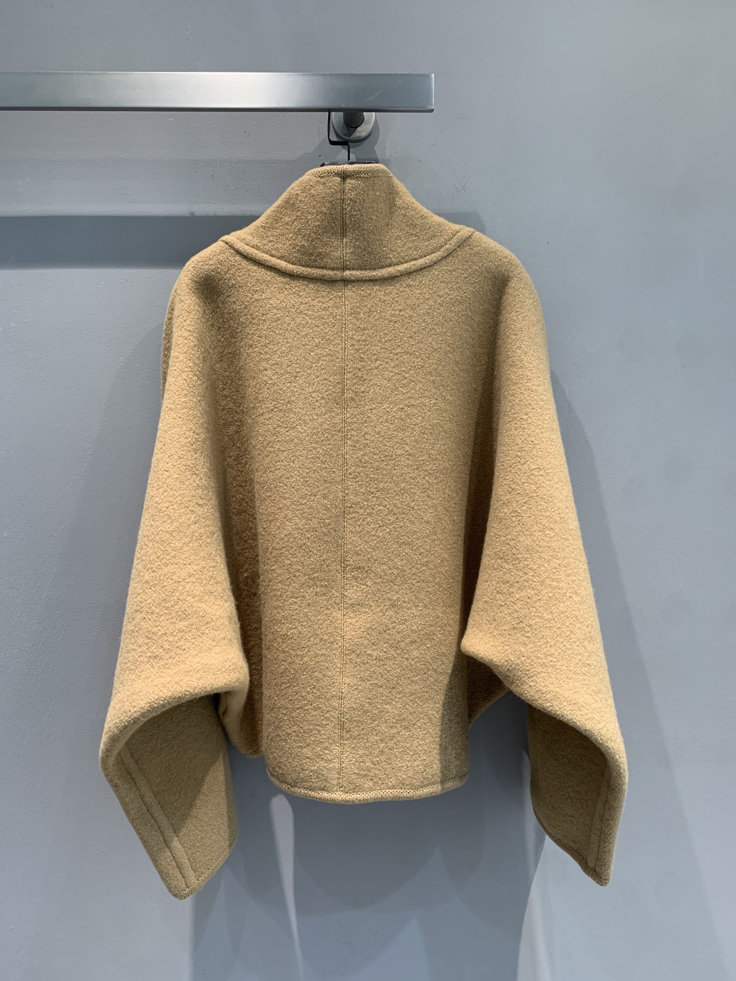 新款🔥出货啦📢 Y版开发L家2025秋冬新款不规则皮扣羊毛外套。采用澳洲进口绵羊毛面料，柔软又保暖，亲肤