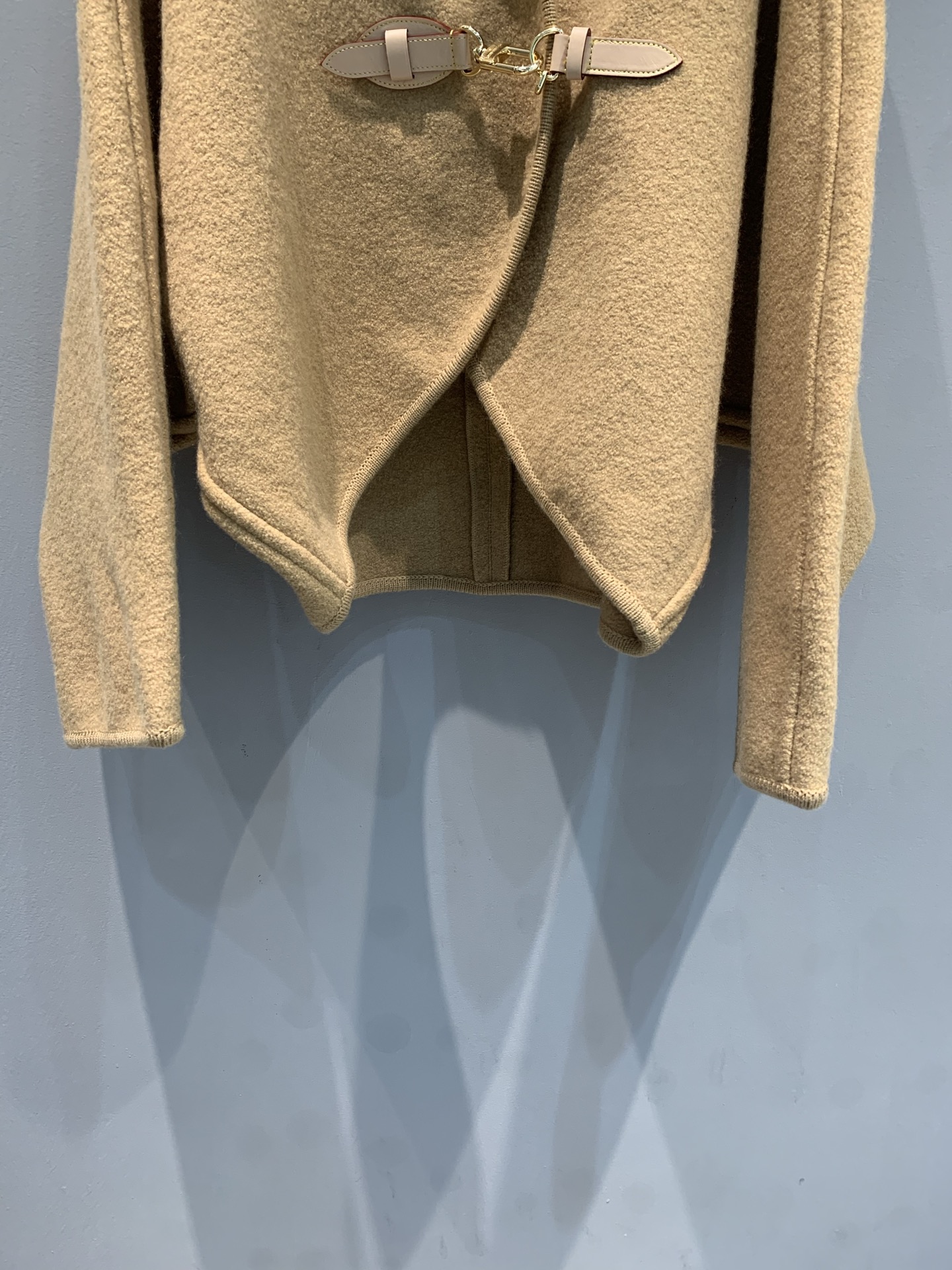 新款🔥出货啦📢 Y版开发L家2025秋冬新款不规则皮扣羊毛外套。采用澳洲进口绵羊毛面料，柔软又保暖，亲肤