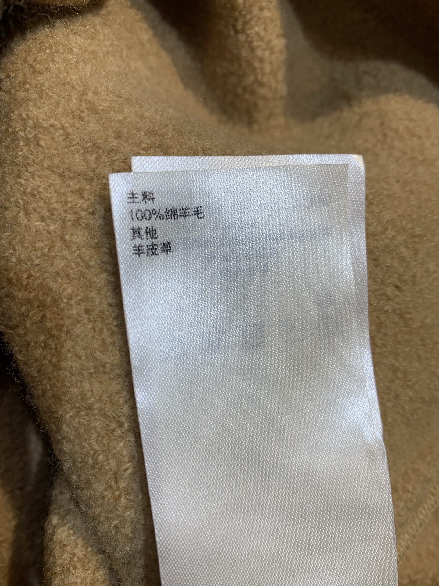 新款🔥出货啦📢 Y版开发L家2025秋冬新款不规则皮扣羊毛外套。采用澳洲进口绵羊毛面料，柔软又保暖，亲肤