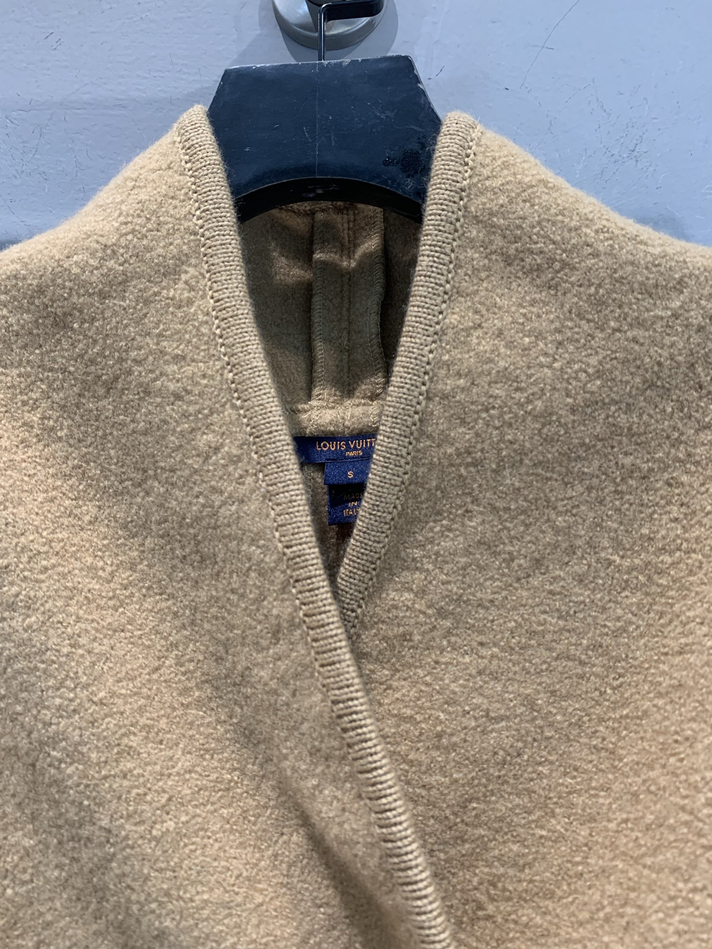 新款🔥出货啦📢 Y版开发L家2025秋冬新款不规则皮扣羊毛外套。采用澳洲进口绵羊毛面料，柔软又保暖，亲肤