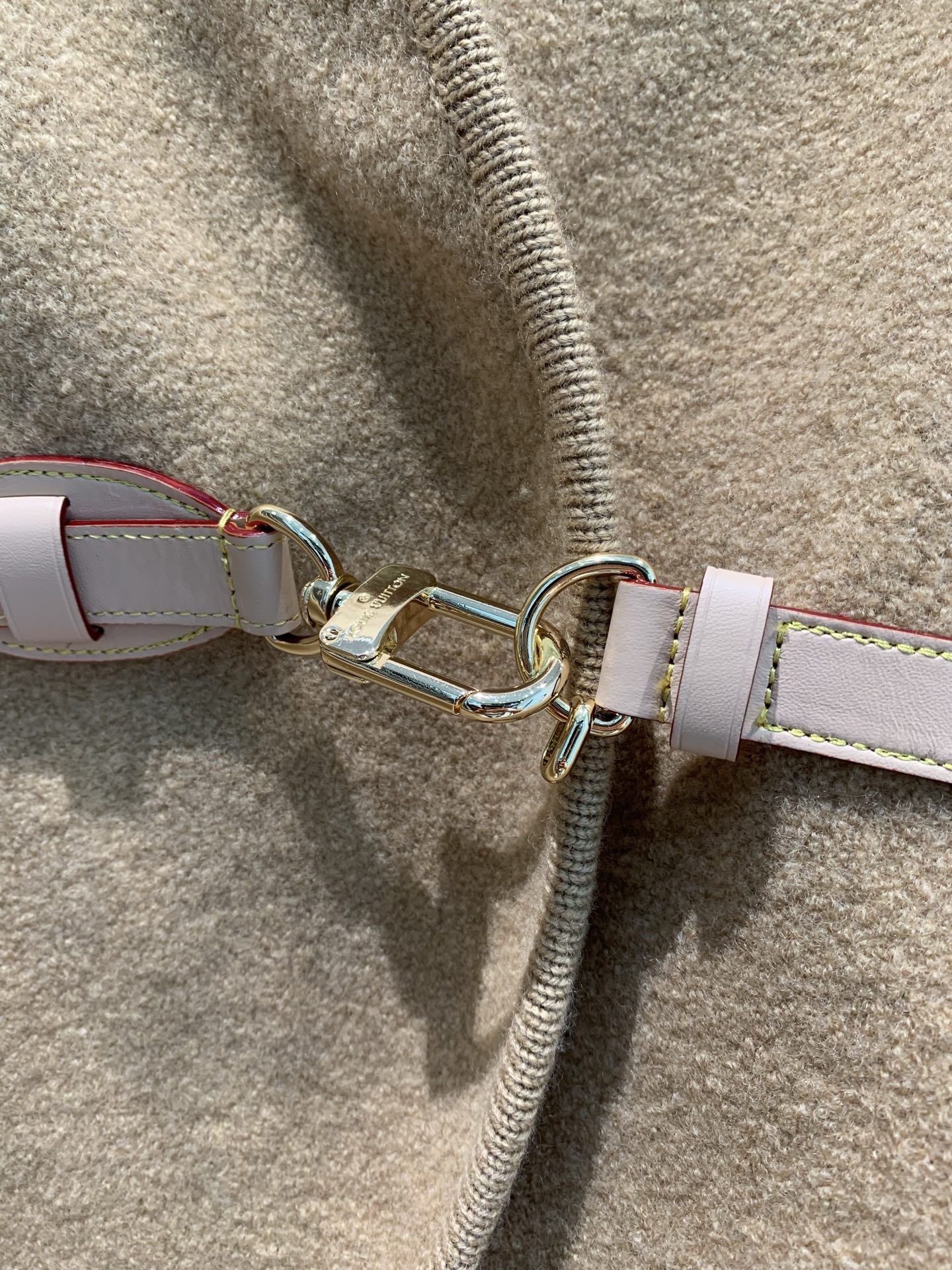 新款🔥出货啦📢 Y版开发L家2025秋冬新款不规则皮扣羊毛外套。采用澳洲进口绵羊毛面料，柔软又保暖，亲肤