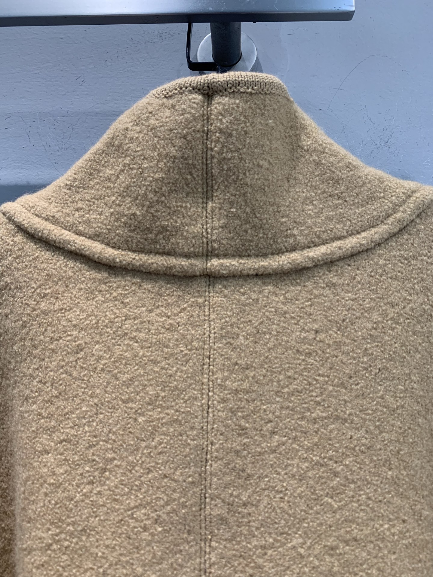 新款🔥出货啦📢 Y版开发L家2025秋冬新款不规则皮扣羊毛外套。采用澳洲进口绵羊毛面料，柔软又保暖，亲肤