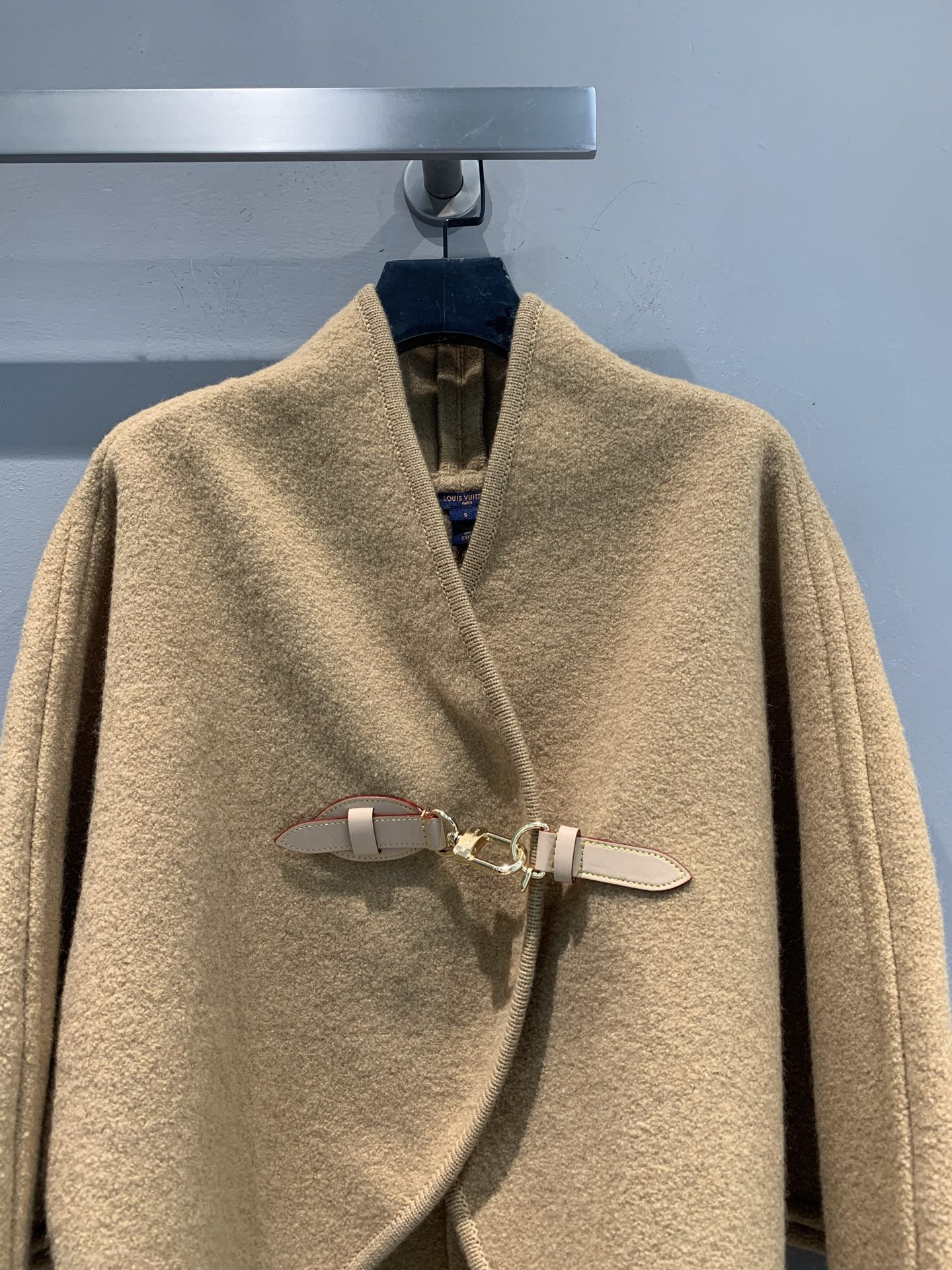 新款🔥出货啦📢 Y版开发L家2025秋冬新款不规则皮扣羊毛外套。采用澳洲进口绵羊毛面料，柔软又保暖，亲肤