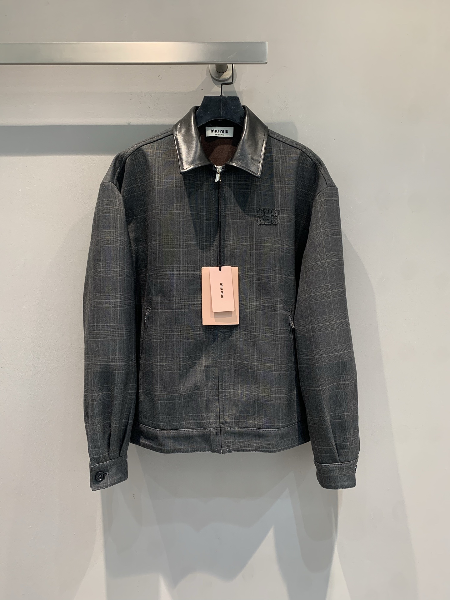 NO:518117,New model shipped M Y version development Miumi*2025 early autumn new fashionable retro leather collar plaid wool jacket. It uses imported wool fabric, with delicate texture and crisp style. The plaid jacket, classic plaid, retro and fashionable, and the leather collar design adds a cool feeling. The style is neat and the upper body is super stylish. Whether it is matched with skirts or trousers, it can easily create a high-end look. SML, miumiu, skirts, jackets & coats, jackets & coats, alexander wang19860909新款出货啦M Y版开发 Miumi*2025早秋新款时髦复古皮领格纹羊毛外套.采用进口绵羊毛面料,质感细腻,版型挺括.格纹夹克,经典格纹,复古又时髦,皮革领设计增添酷感.版型利落,上身超有型,不管是搭配裙装还是裤装,都能轻松打造出高级感造型.码数SML,,miumiu,skirts,jackets & coats,jackets & coats,alexander wang,Women's clothing