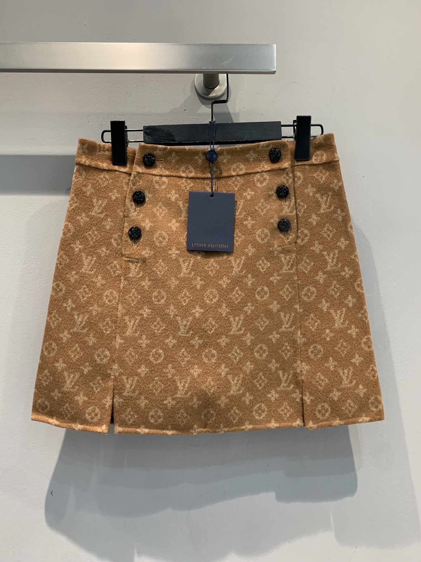 NO:498402,New model shipped M Y version development Ljia 2025 autumn and winter new retro fashionable double-breasted presbyterian skirt. It uses imported wool + mulberry silk blend fabric, with delicate texture and crisp style. Classic presbyterian full print, retro and high-end, warm brown tone super texture. The double-breasted design is unique and eye-catching, and the slit of the skirt adds agility and easily modify the leg shape. The fashionable feeling is directly full. Number of 36 38 40,,louis vuitton, skirts, alexander wang19860909新款出货啦M Y版开发 L家2025秋冬新款复古时髦双排扣老花半裙.采用进口绵羊毛+桑蚕丝混纺面料,质感细腻,版型挺括.经典老花满印,复古又高级,暖棕色调超显质感.双排扣设计别致吸睛,裙摆开衩增添灵动,轻松修饰腿型.时尚感直接拉满.码数36 38 40,,louis vuitton,skirts,alexander wang,Women's clothing