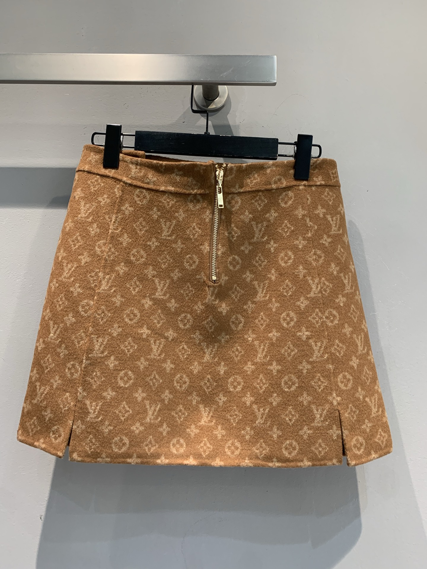 新款🔥出货啦📢 Y版开发 L家2025秋冬新款复古时髦双排扣老花半裙。采用进口绵羊毛+桑蚕丝混纺面料，质