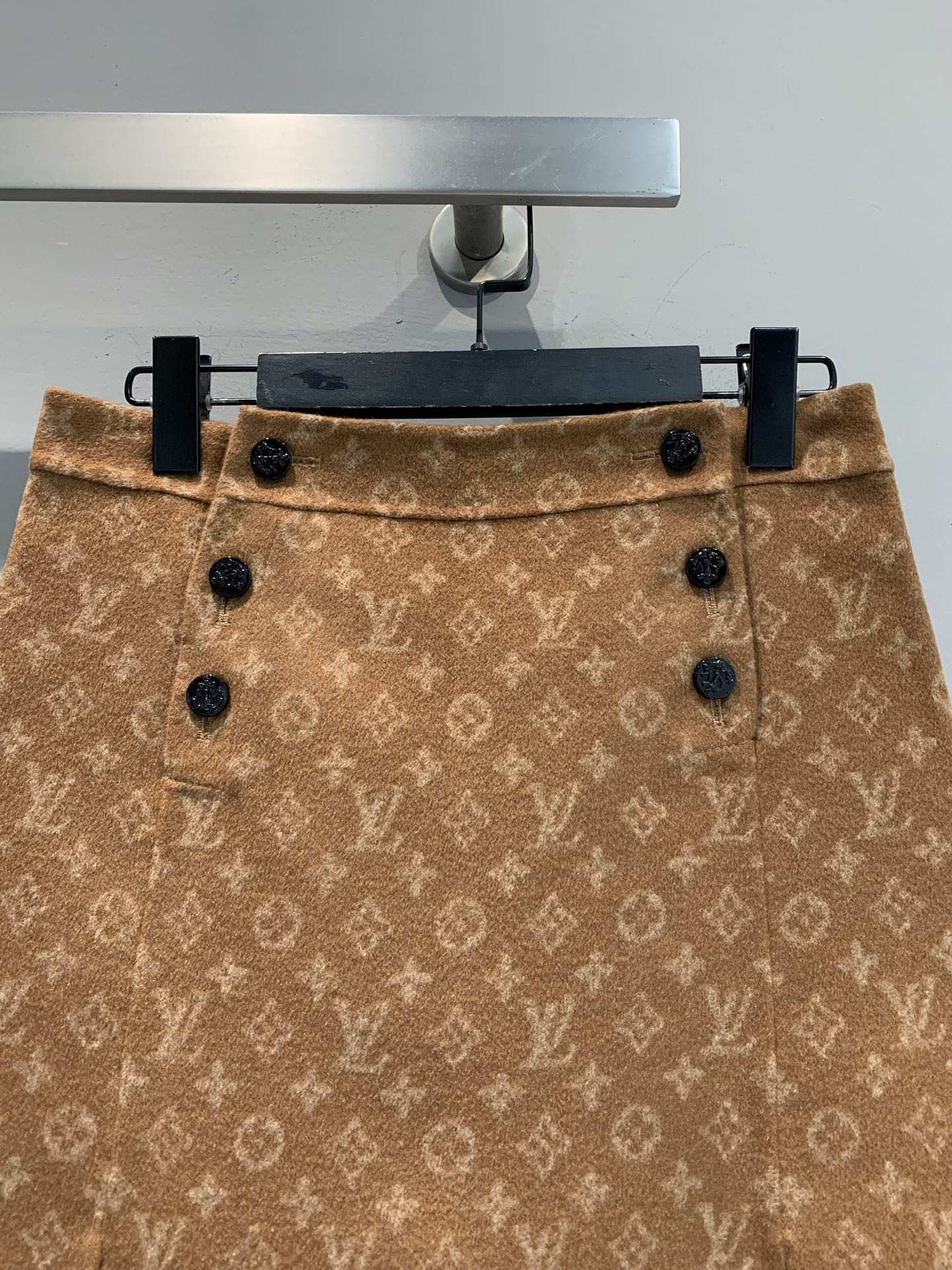 新款🔥出货啦📢 Y版开发 L家2025秋冬新款复古时髦双排扣老花半裙。采用进口绵羊毛+桑蚕丝混纺面料，质