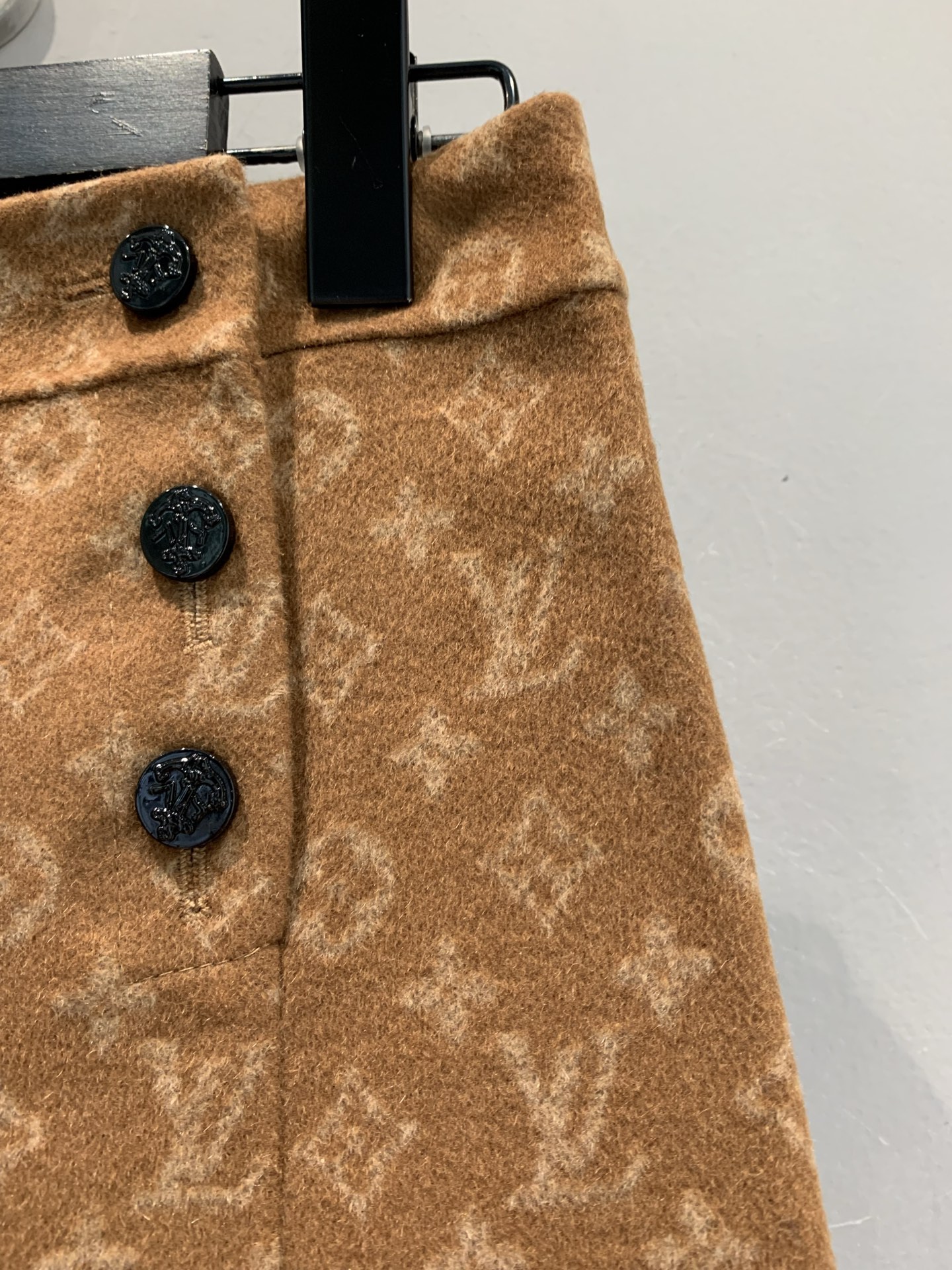 新款🔥出货啦📢 Y版开发 L家2025秋冬新款复古时髦双排扣老花半裙。采用进口绵羊毛+桑蚕丝混纺面料，质