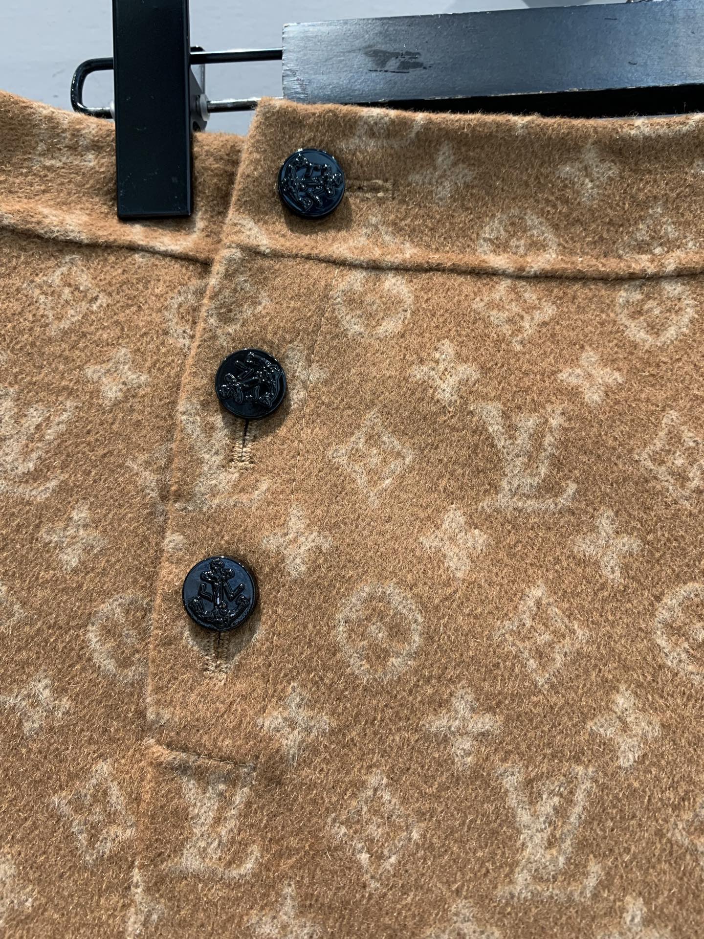 新款🔥出货啦📢 Y版开发 L家2025秋冬新款复古时髦双排扣老花半裙。采用进口绵羊毛+桑蚕丝混纺面料，质