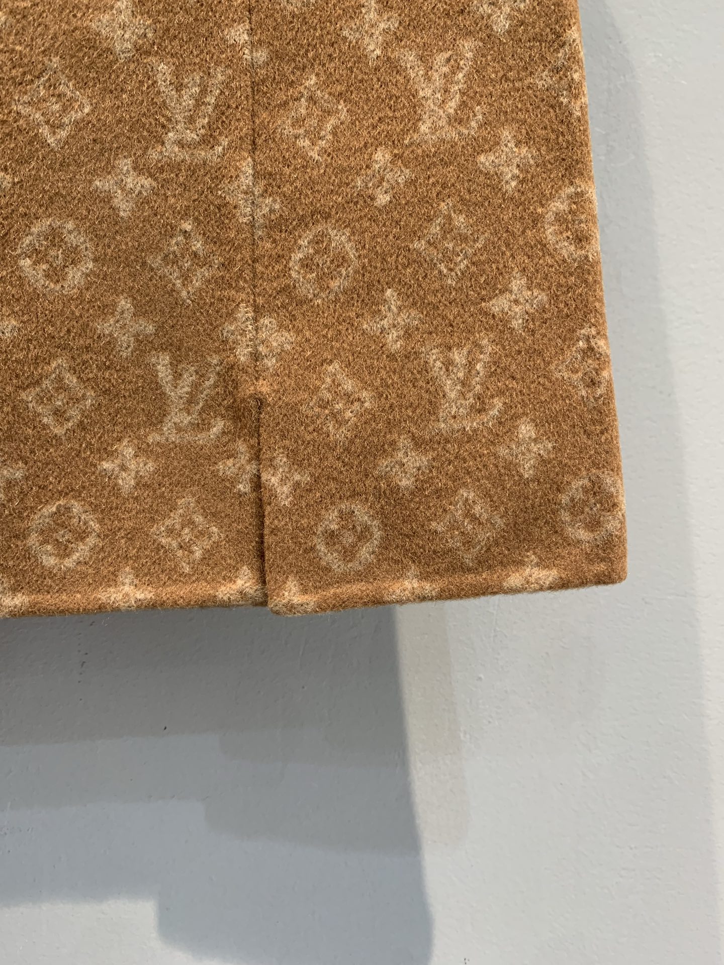 新款🔥出货啦📢 Y版开发 L家2025秋冬新款复古时髦双排扣老花半裙。采用进口绵羊毛+桑蚕丝混纺面料，质