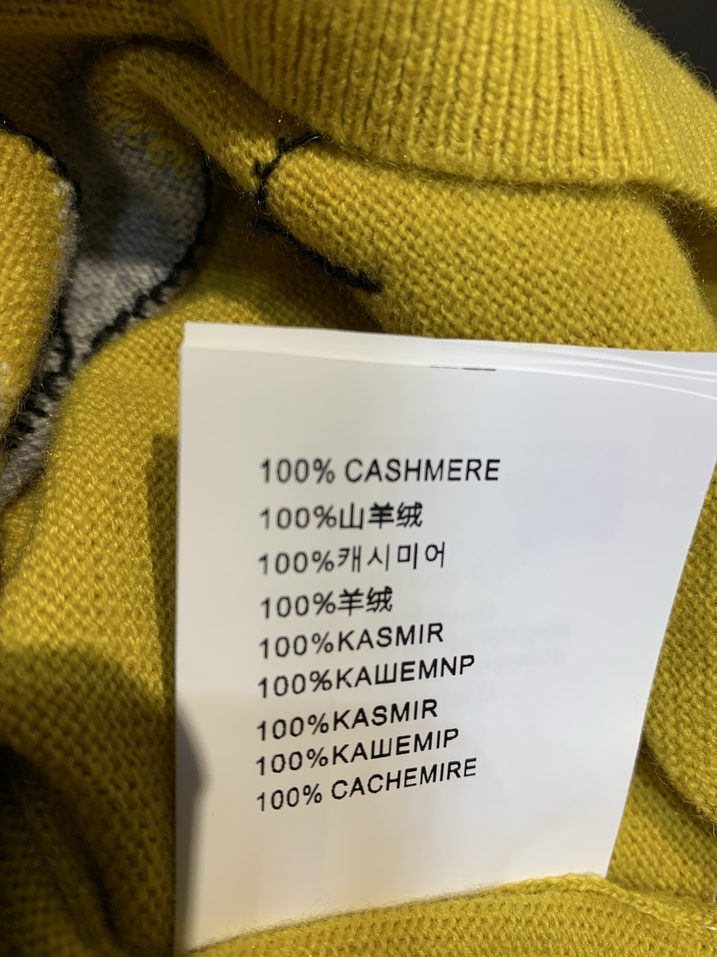 新款🔥出货啦📢 Y版开发 Miumi*2025早秋新款菱格纹山羊绒背心，采用进口山羊绒面料，质感细腻，亲