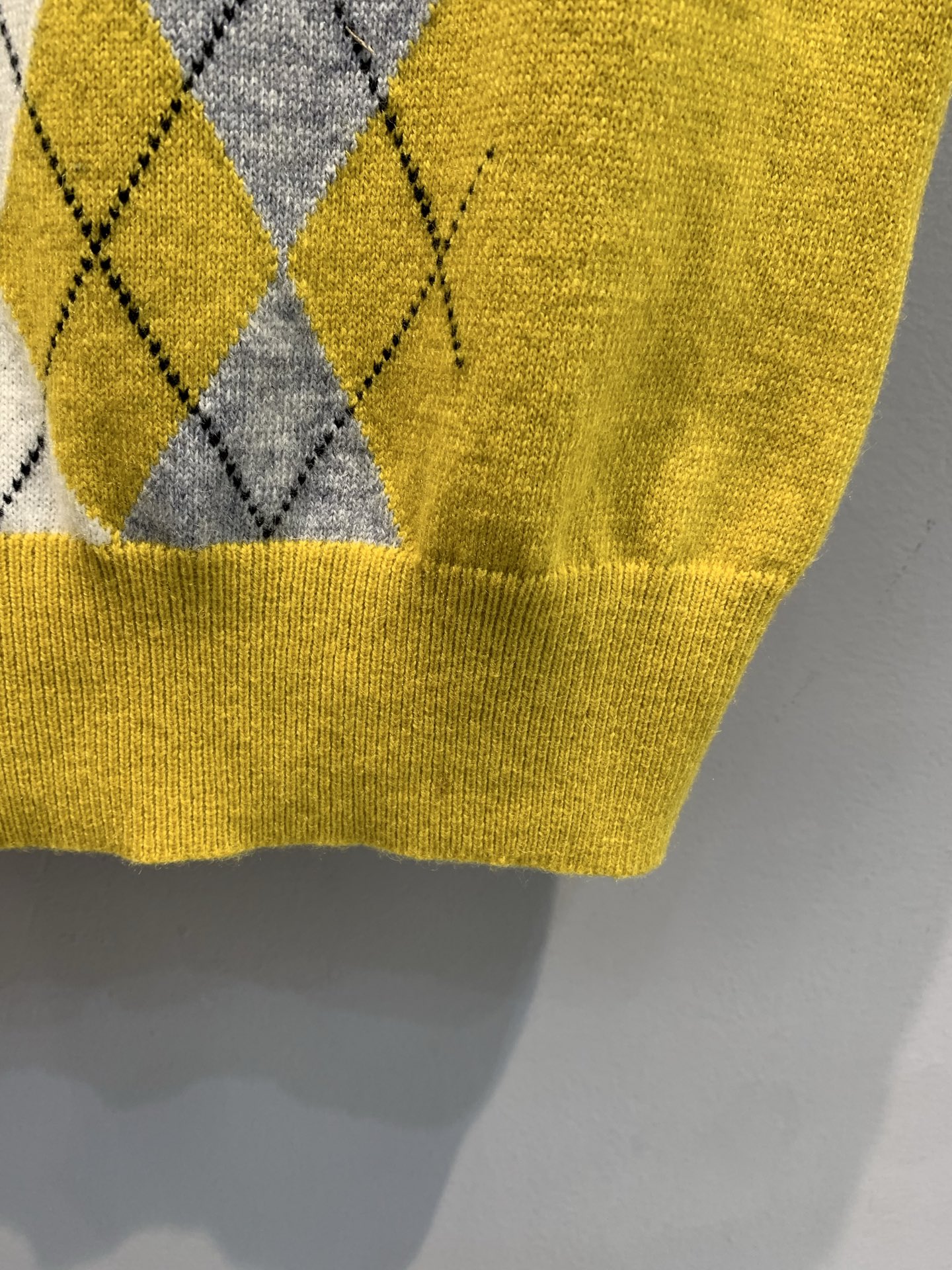 新款🔥出货啦📢 Y版开发 Miumi*2025早秋新款菱格纹山羊绒背心，采用进口山羊绒面料，质感细腻，亲