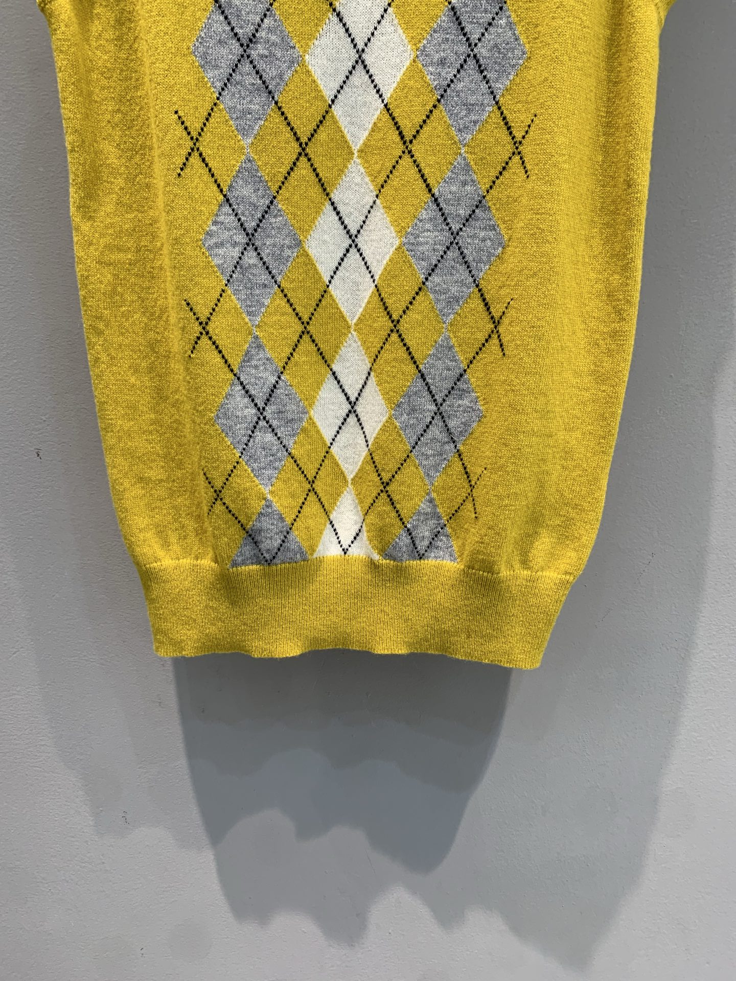 新款🔥出货啦📢 Y版开发 Miumi*2025早秋新款菱格纹山羊绒背心，采用进口山羊绒面料，质感细腻，亲