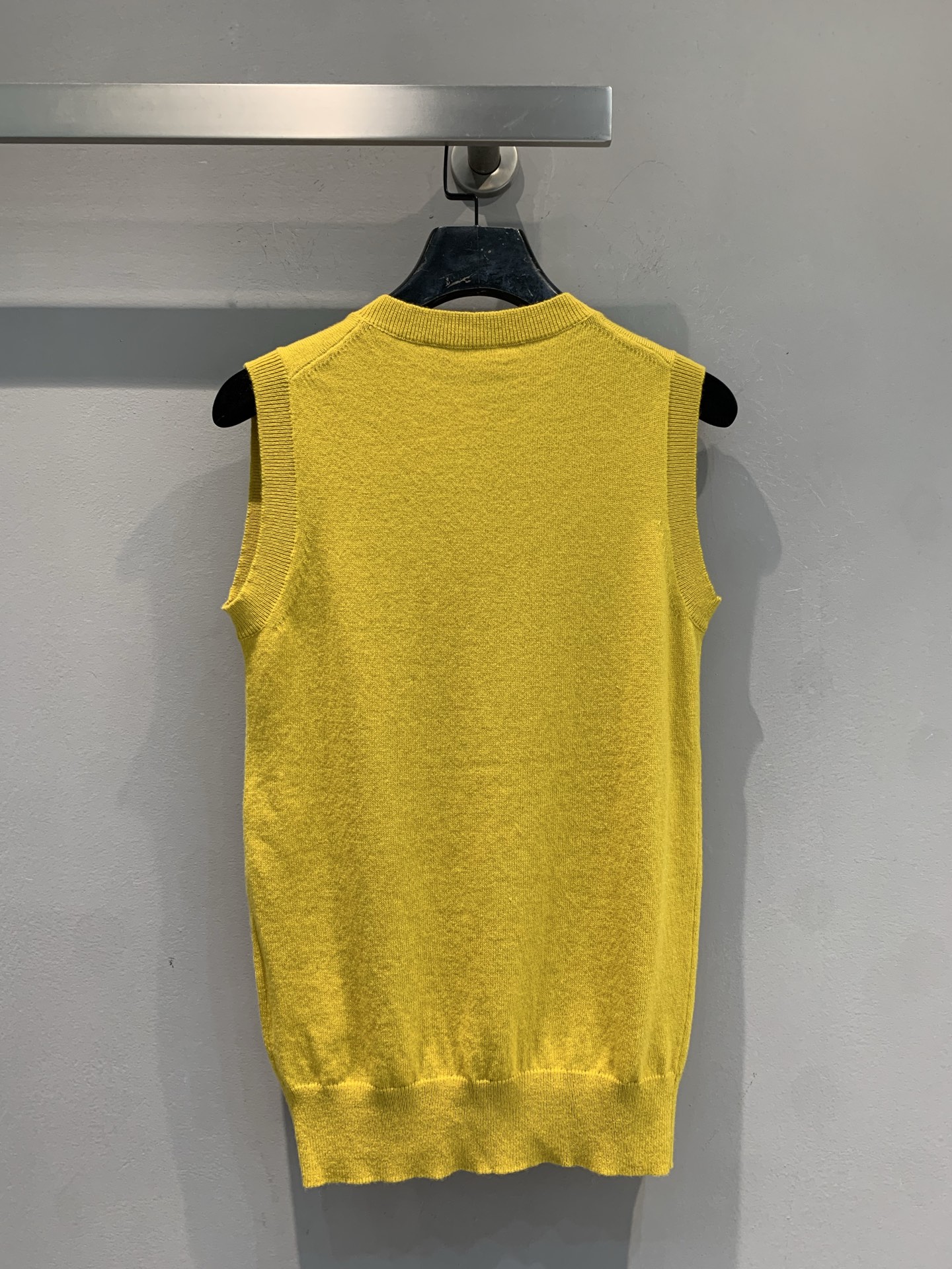 新款🔥出货啦📢 Y版开发 Miumi*2025早秋新款菱格纹山羊绒背心，采用进口山羊绒面料，质感细腻，亲