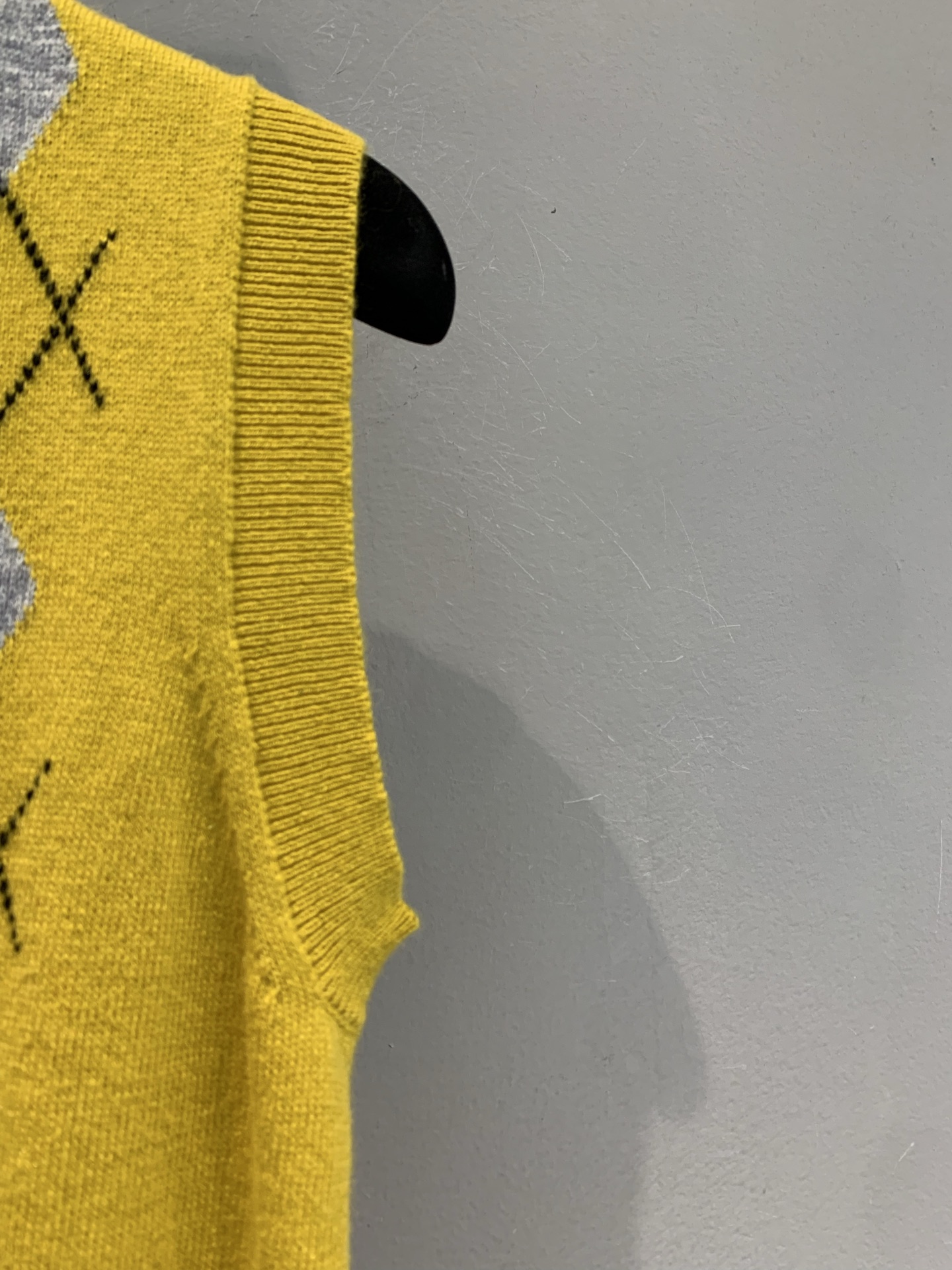 新款🔥出货啦📢 Y版开发 Miumi*2025早秋新款菱格纹山羊绒背心，采用进口山羊绒面料，质感细腻，亲