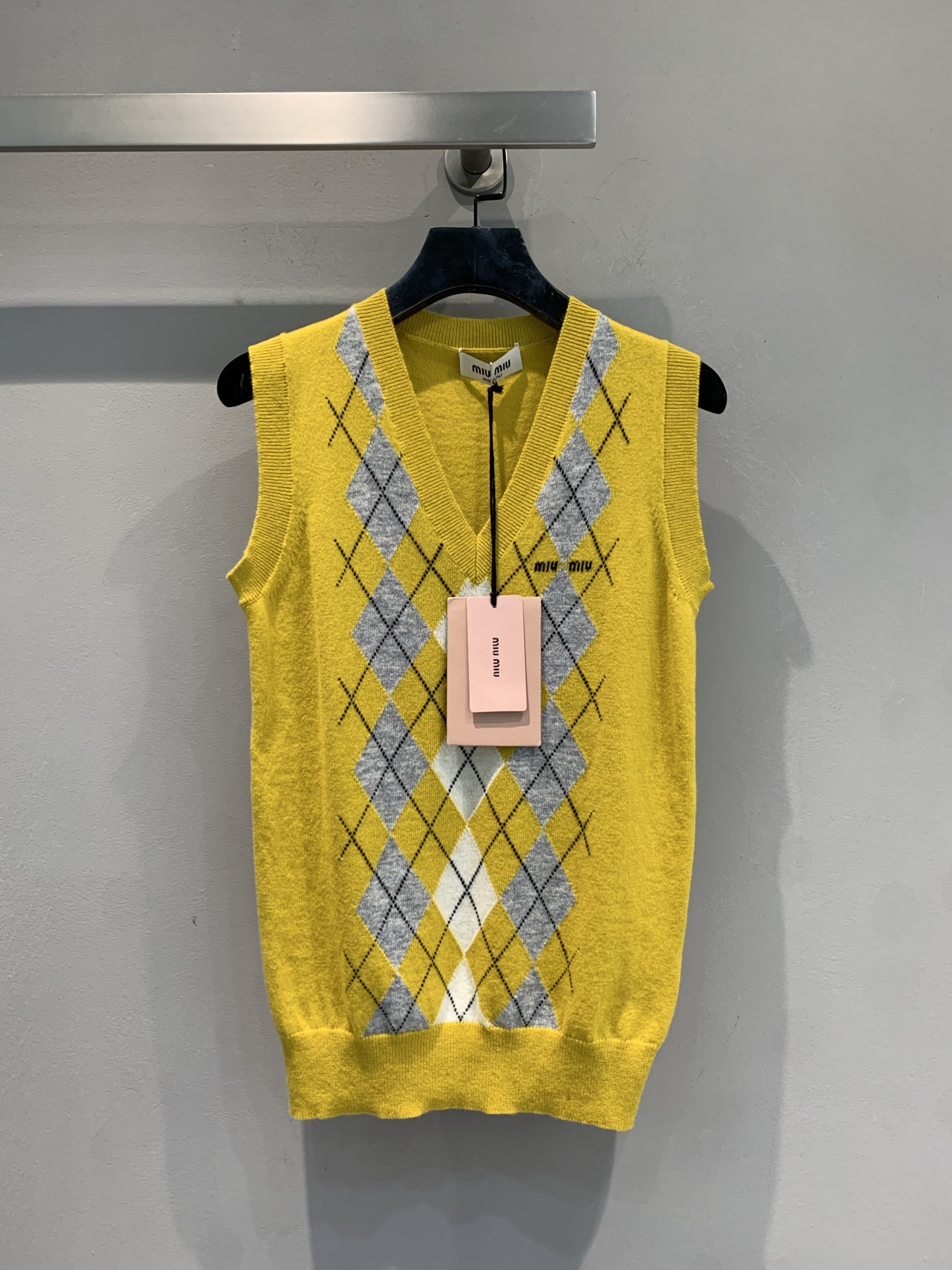 NO:500944,The new model shipped MY version is developed. Miumi's new diamond plaid cashmere vest is made of imported cashmere fabric, with delicate texture and soft skin. Classic diamond plaid design, retro and agile, and bright colors instantly illuminate the shape. Whether it is an inner shirt to create an intellectual commuter style, or a short skirt to show playful vitality, you can easily hold it. SML, miumiu, skirts, shirts, alexander wang19860909新款出货啦MY版开发 Miumi*早秋新款菱格纹山羊绒背心,采用进口山羊绒面料,质感细腻,亲肤柔软.经典菱格纹设计,复古又灵动,明亮色彩瞬间点亮造型.无论是内搭衬衫打造知性通勤风,还是外穿搭配短裙尽显俏皮活力,都能轻松hold住.码数SML,,miumiu,skirts,shirts,alexander wang,Women's clothing