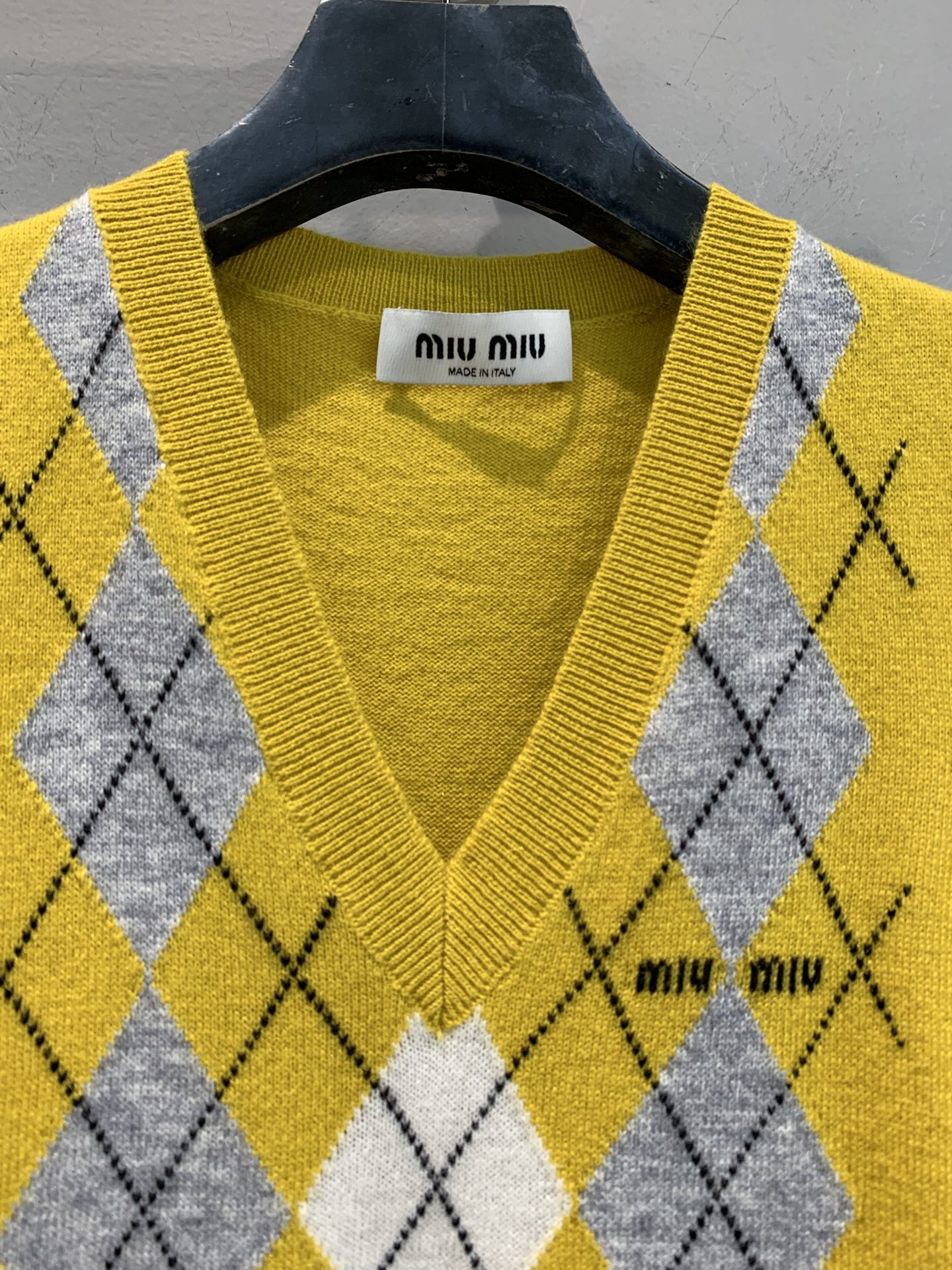 新款🔥出货啦📢 Y版开发 Miumi*2025早秋新款菱格纹山羊绒背心，采用进口山羊绒面料，质感细腻，亲