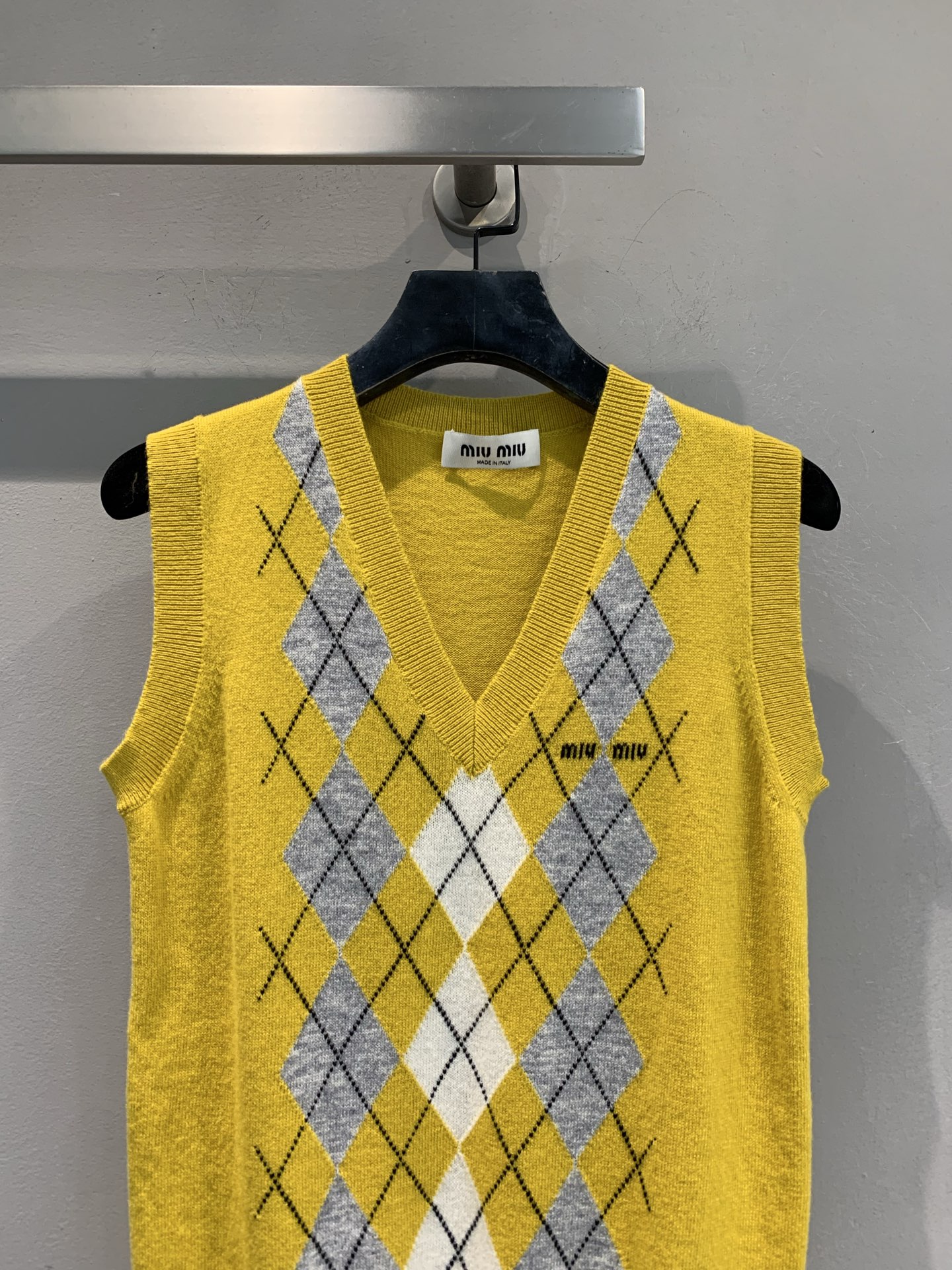 新款🔥出货啦📢 Y版开发 Miumi*2025早秋新款菱格纹山羊绒背心，采用进口山羊绒面料，质感细腻，亲