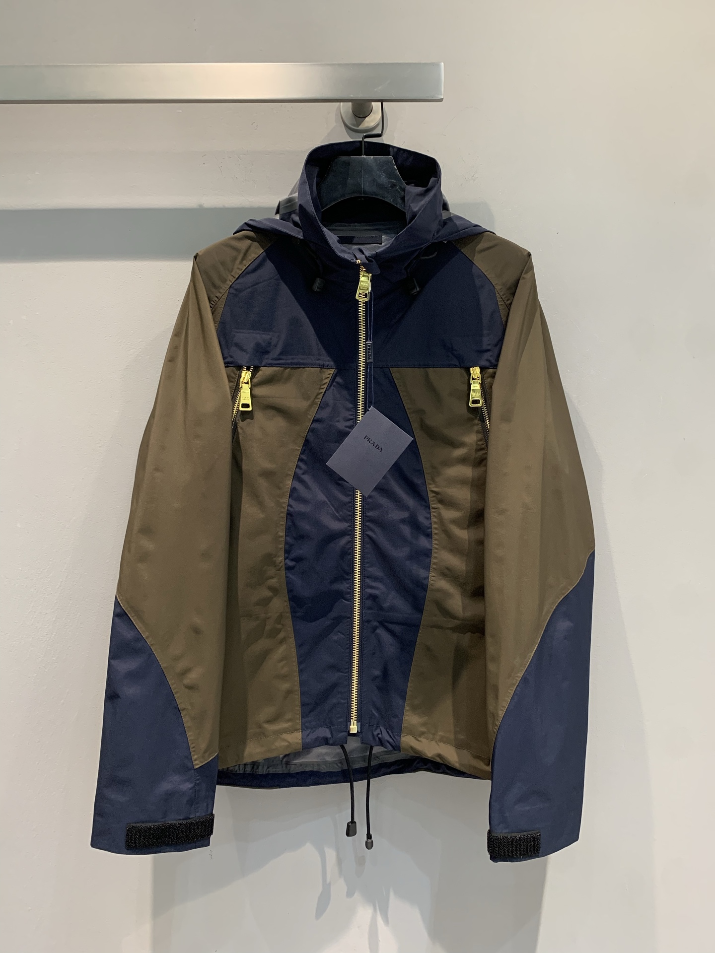 NO:500916,New model shipped MY version development Prad* early autumn new retro fashionable contrasting hooded jacket. Selected high-quality fabrics, both windproof and waterproof, blue-brown contrasting color design is bold and harmonious, breaking monotony and showing unique taste. Hood and zipper details are practical and neat. Whether it is urban commuting or outdoor exploration, you can easily become the focus of fashion in comfort and freedom. SML, prada, hats, alexander wang19860909新款出货啦MY版开发 Prad*早秋新款复古时髦撞色连帽冲锋衣.精选高品质面料,兼具防风防水性能,蓝棕撞色设计大胆又和谐,打破单调,尽显独特品味.连帽与拉链细节,实用又具利落感,无论是城市通勤还是户外探索,都能让你在舒适自在中,轻松成为时尚焦点.码数SML,,prada,hats,alexander wang,Women's clothing