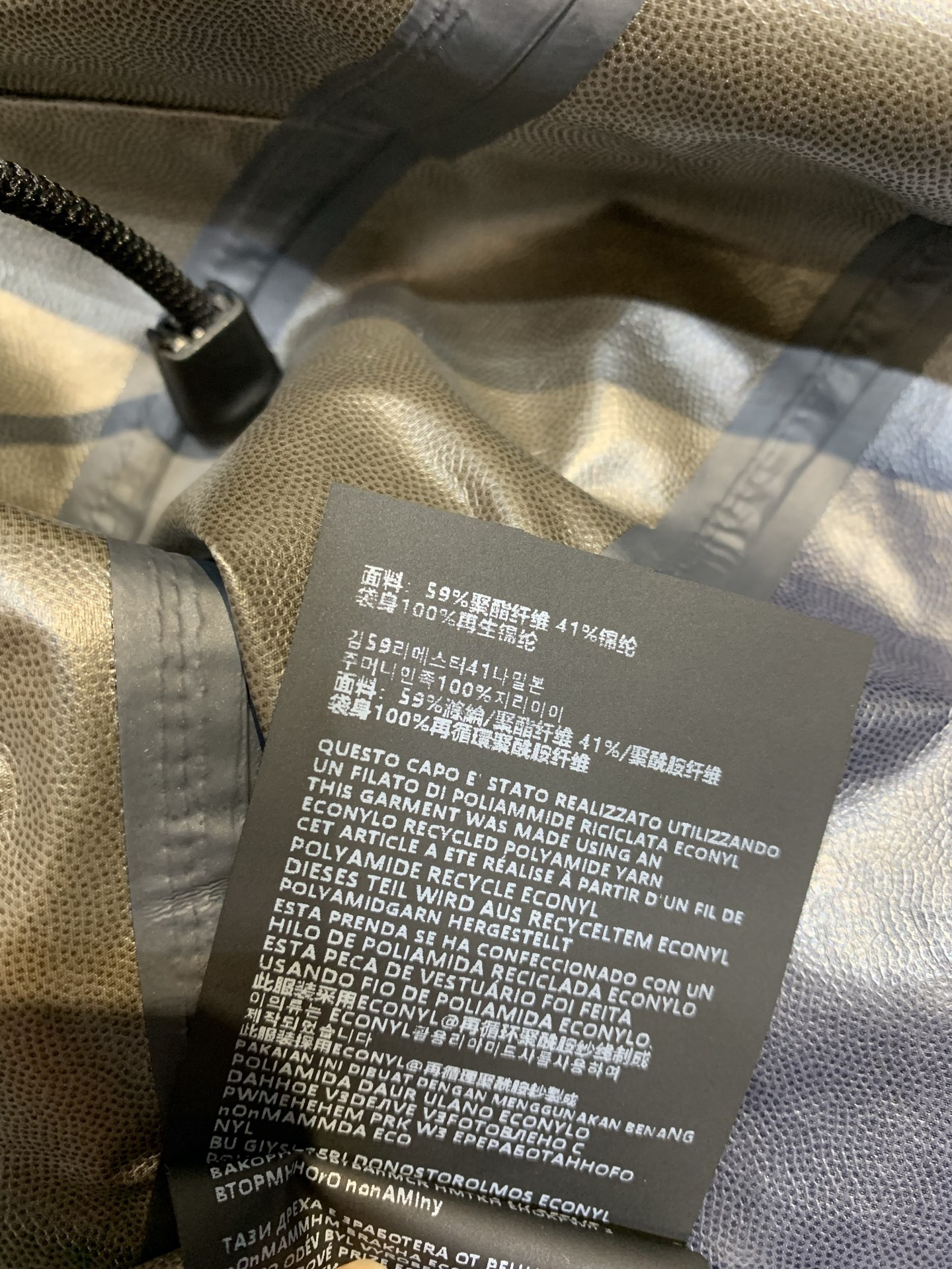 新款🔥出货啦 Y版开发 Prad*2025早秋新款复古时髦撞色连帽冲锋衣。精选高品质面料，兼具防风防水性