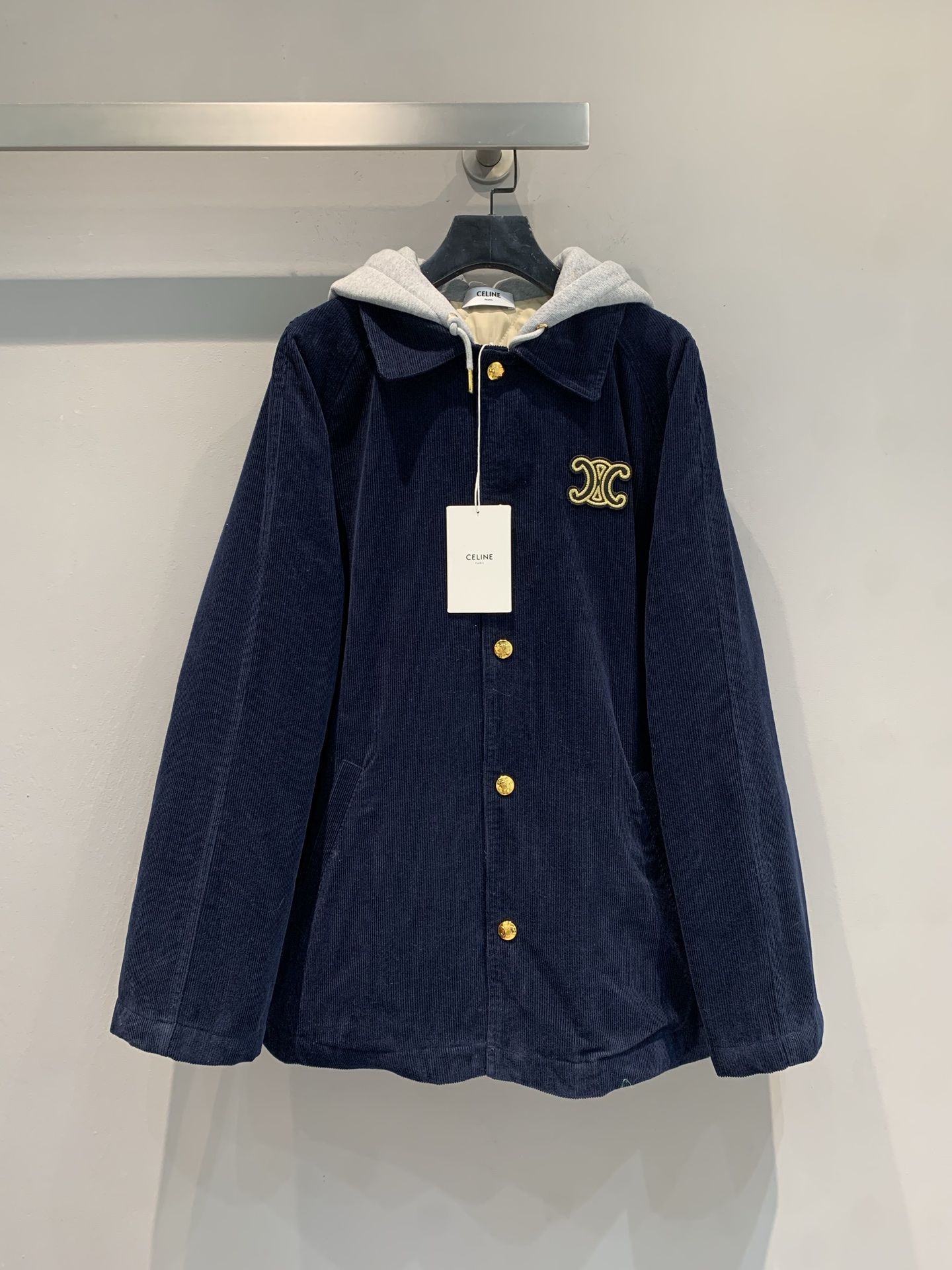 NO:500922,New model shipped M Y version developed Celin* autumn and winter new Arc de Triomphe logo hooded lamb fur jacket. The navy blue tone has a retro high-end feel. The lamb fur fabric is delicate and soft, with an excellent touch. The hooded design adds casual vitality, with gold buttons and brand iconic embroidery, exquisite and eye-catching, instantly improving the texture of the styling. Whether it is paired with jeans to create a casual street style or a skirt to interpret French elegance, it can be easily controlled, helping you keep warm and become a fashion expert in autumn and winter. SML, celine, skirts, jeans, jackets & coats, hats, alexander wang19860909新款出货啦M Y版开发 Celin*秋冬新款凯旋门logo连帽羊羔毛外套.藏蓝色调自带复古高级感.羊羔毛面料细腻柔软,触感绝佳.连帽设计增添休闲活力,金色纽扣与品牌标志性刺绣,精致又吸睛,瞬间提升造型质感.无论是搭配牛仔裤打造随性街头风,还是配半裙演绎法式优雅,都能轻松驾驭,助你在秋冬时节,既保暖又成为时尚达人.码数SML,,celine,skirts,jeans,jackets & coats,hats,alexander wang,Women's clothing