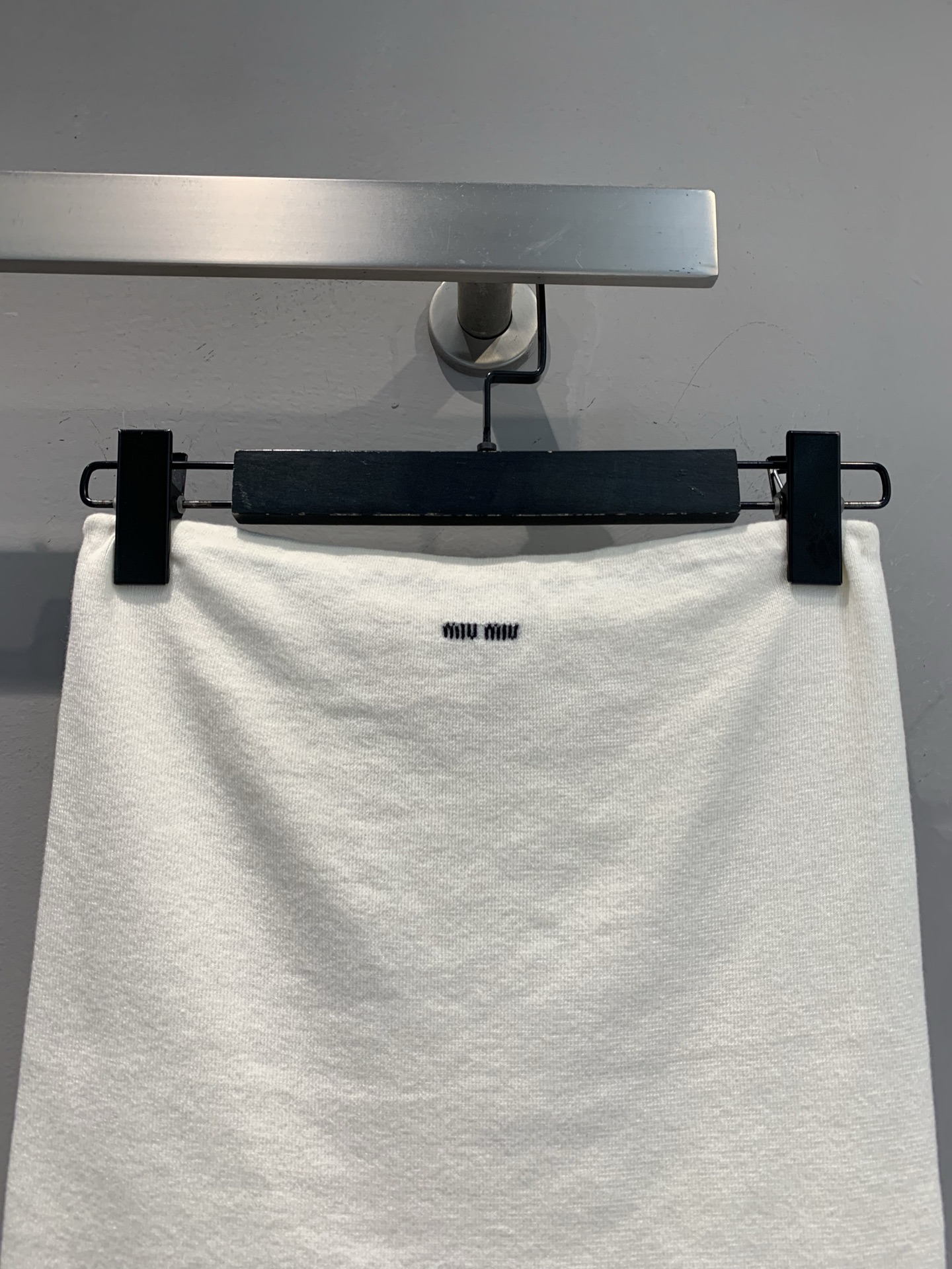 新款🔥出货啦📢 Y版开发 Miumi*2025早秋新款字母logo奶油白针织抹胸。柔糯针织面料勾勒身材曲