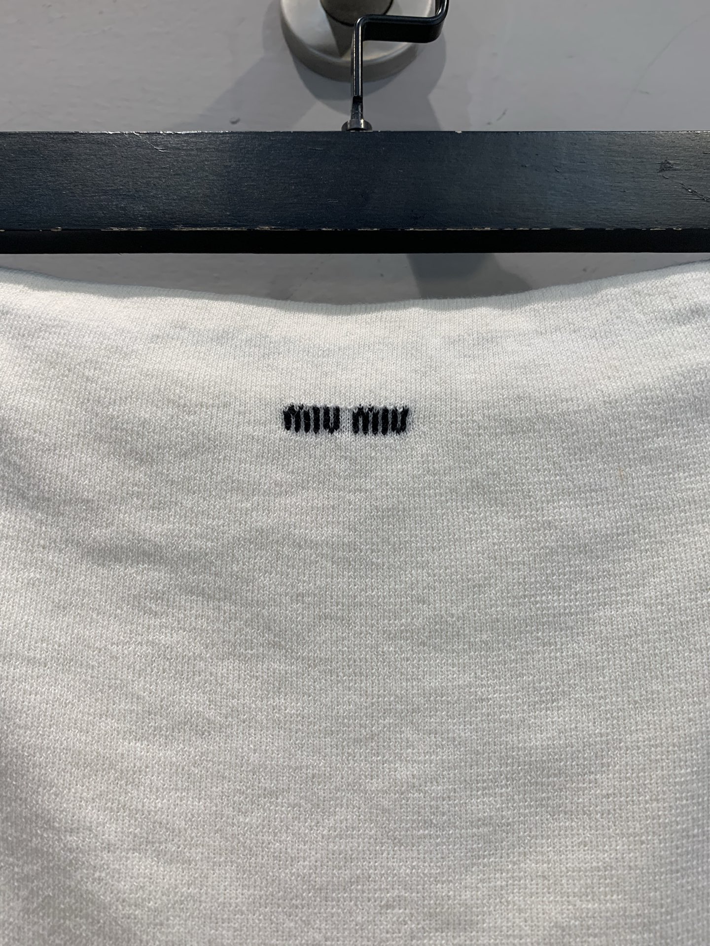 新款🔥出货啦📢 Y版开发 Miumi*2025早秋新款字母logo奶油白针织抹胸。柔糯针织面料勾勒身材曲