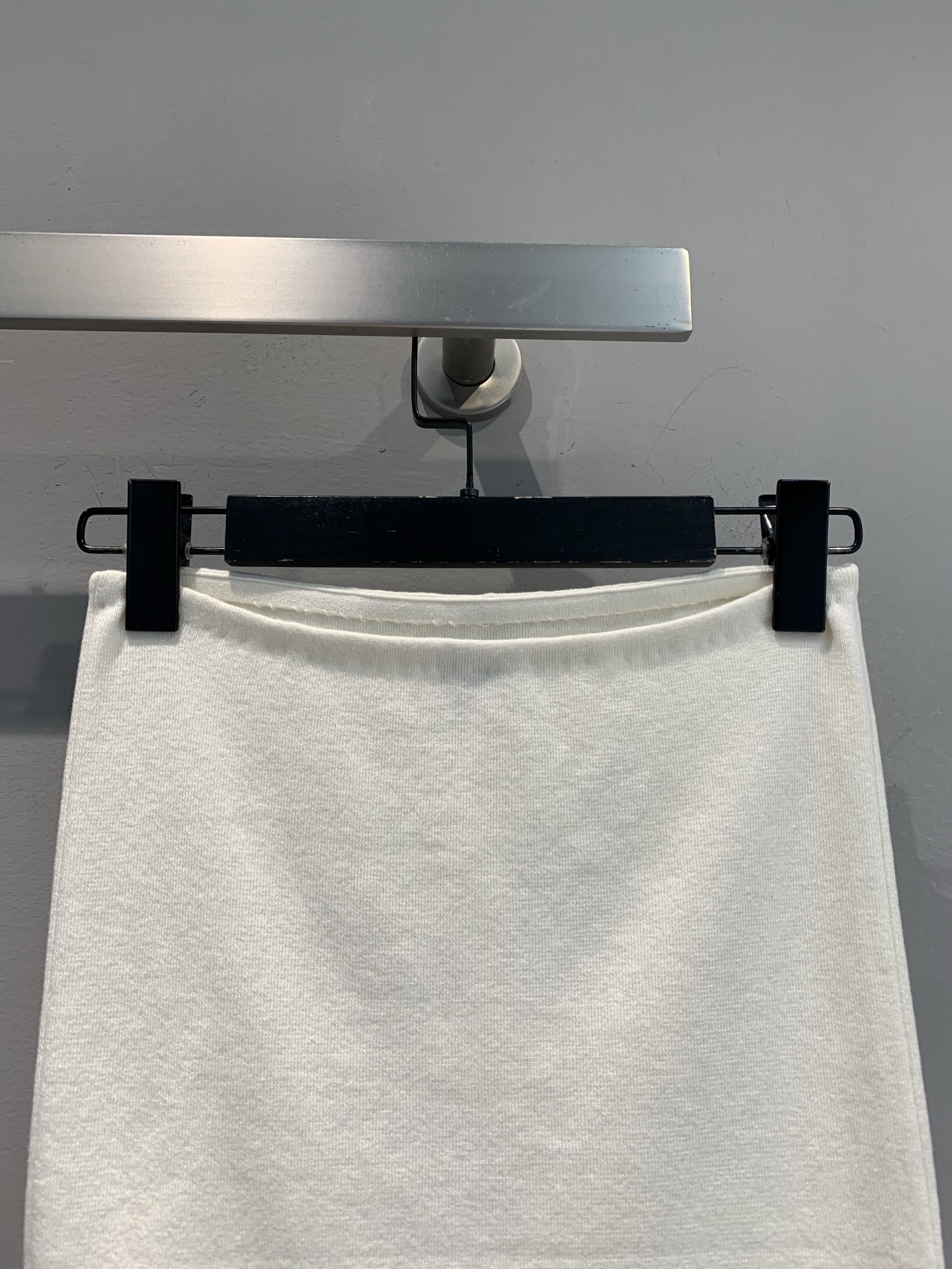 新款🔥出货啦📢 Y版开发 Miumi*2025早秋新款字母logo奶油白针织抹胸。柔糯针织面料勾勒身材曲