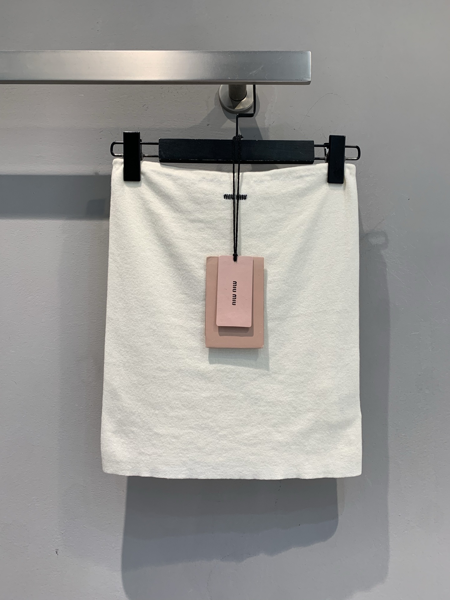 NO:505405,New model shipped M Y version development Miumi*2025 early autumn new letter logo cream white knitted strapless bra. Soft knitted fabric outlines the body curve, pure beige comes with soft light filter, minimalist version hidden tricks - it can not only wear it alone to create a 'pure and lustful' hot girl style, but also layer it with shirts and jackets to unlock the 'sweet and cool layered style'. SML, miumiu, jackets & coats, shirts, alexander wang19860909新款出货啦M Y版开发 Miumi*2025早秋新款字母logo奶油白针织抹胸.柔糯针织面料勾勒身材曲线,纯净米白自带柔光滤镜,极简版型暗藏小心机——既能单穿打造“纯欲感拉满”的辣妹造型,又可叠穿衬衫、外套,解锁“甜酷层次风”.码数SML,,miumiu,jackets & coats,shirts,alexander wang,Women's clothing